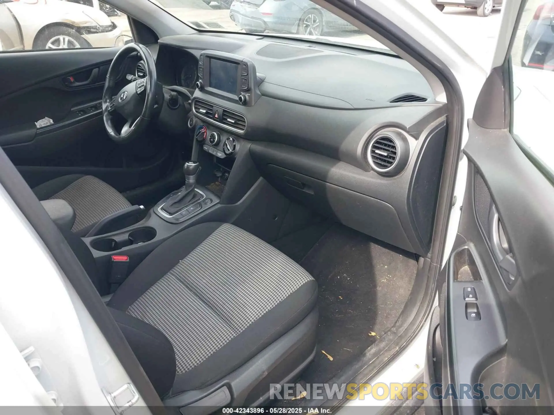 5 fotografías del automóvil dañado KM8K6CAA6LU480621 HYUNDAI KONA 2020