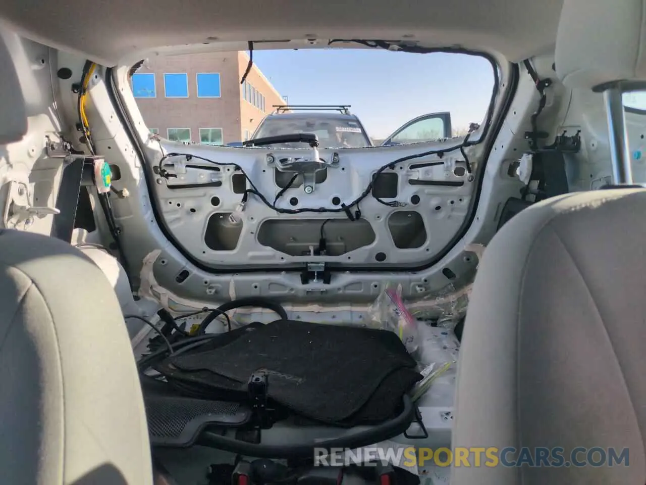 10 fotografías del automóvil dañado KM8K2CAB1NU830115 HYUNDAI KONA 2022