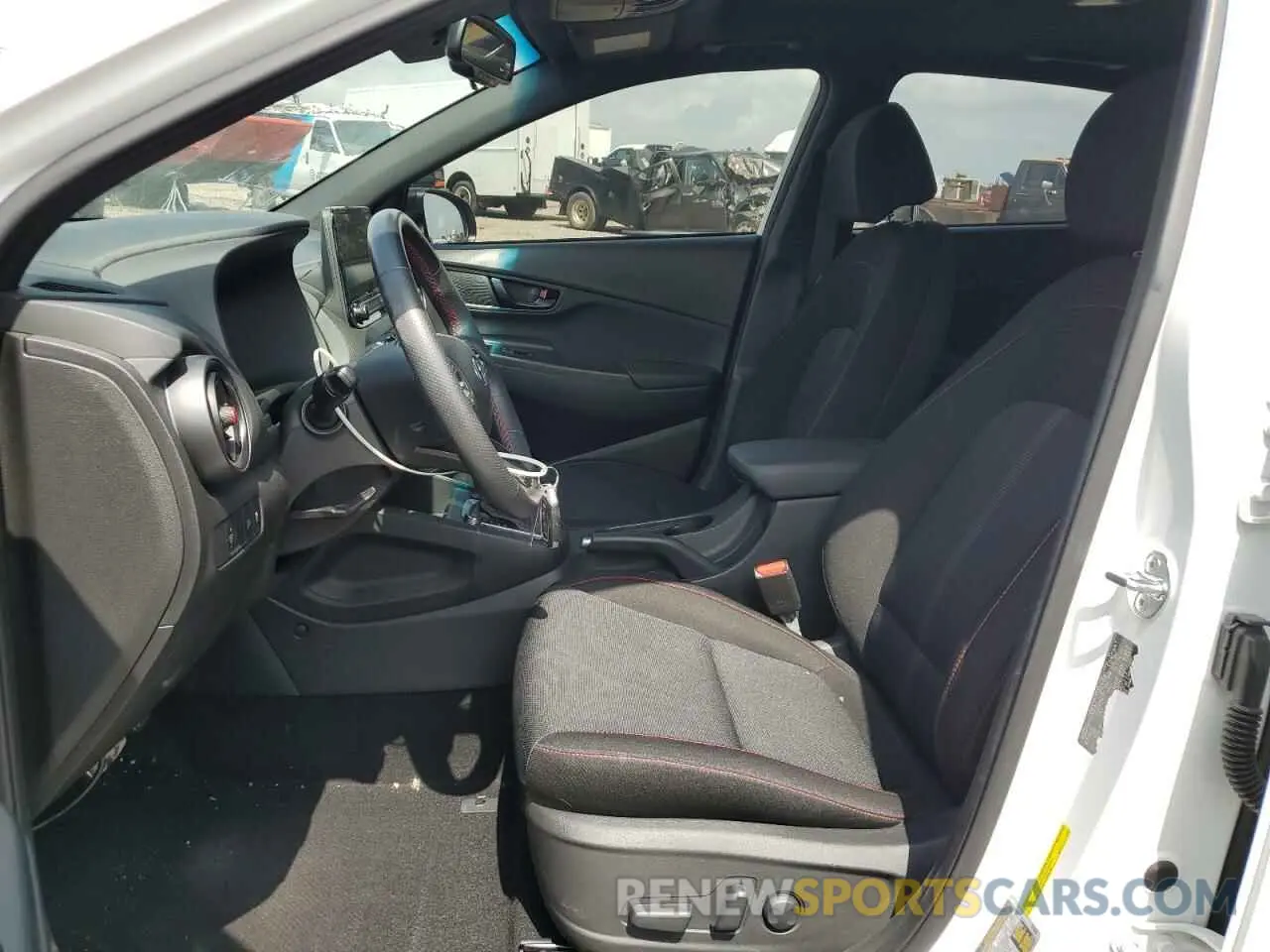 7 fotografías del automóvil dañado KM8K3CA34PU980471 HYUNDAI KONA 2023