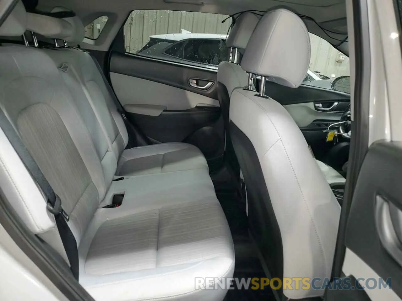 10 fotografías del automóvil dañado KM8K3CAB5PU946983 HYUNDAI KONA 2023