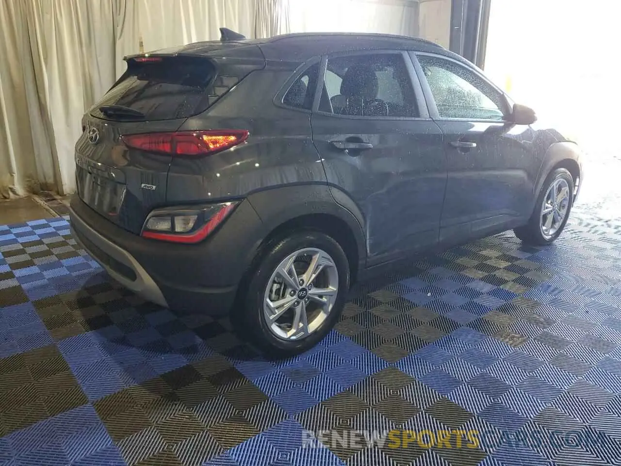 3 fotografías del automóvil dañado KM8K3CABXPU931850 HYUNDAI KONA 2023