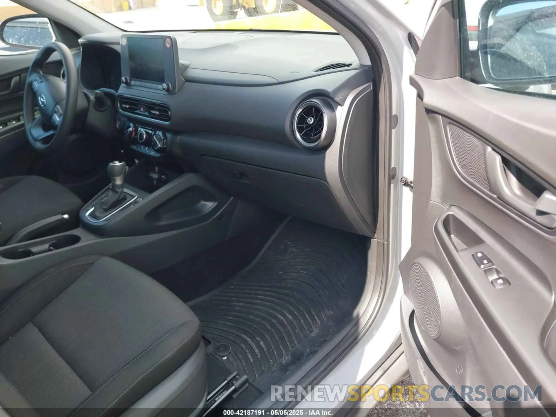 5 fotografías del automóvil dañado KM8K6CAB3PU062015 HYUNDAI KONA 2023