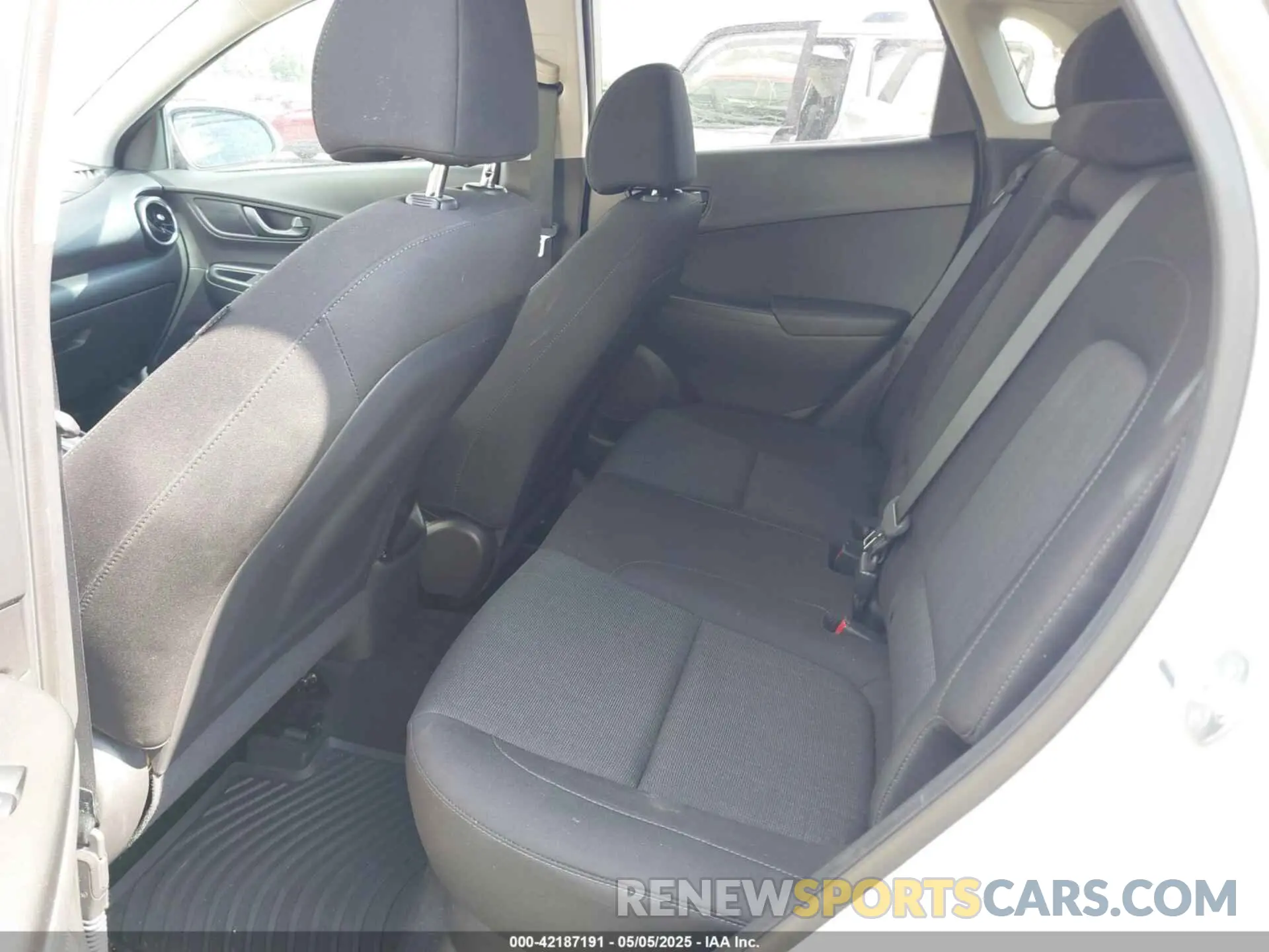 8 fotografías del automóvil dañado KM8K6CAB3PU062015 HYUNDAI KONA 2023