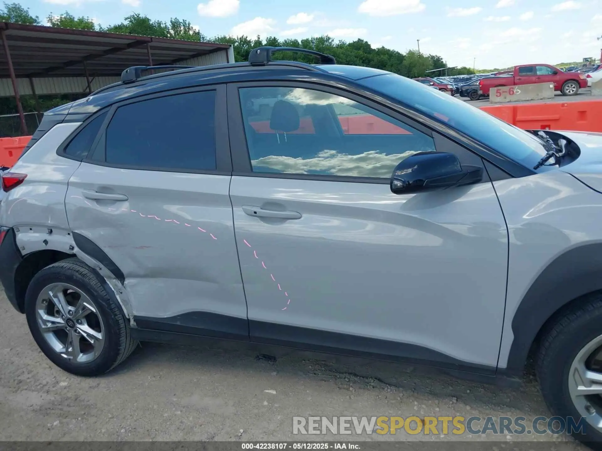 13 fotografías del automóvil dañado KM8K6CAB4PU008576 HYUNDAI KONA 2023