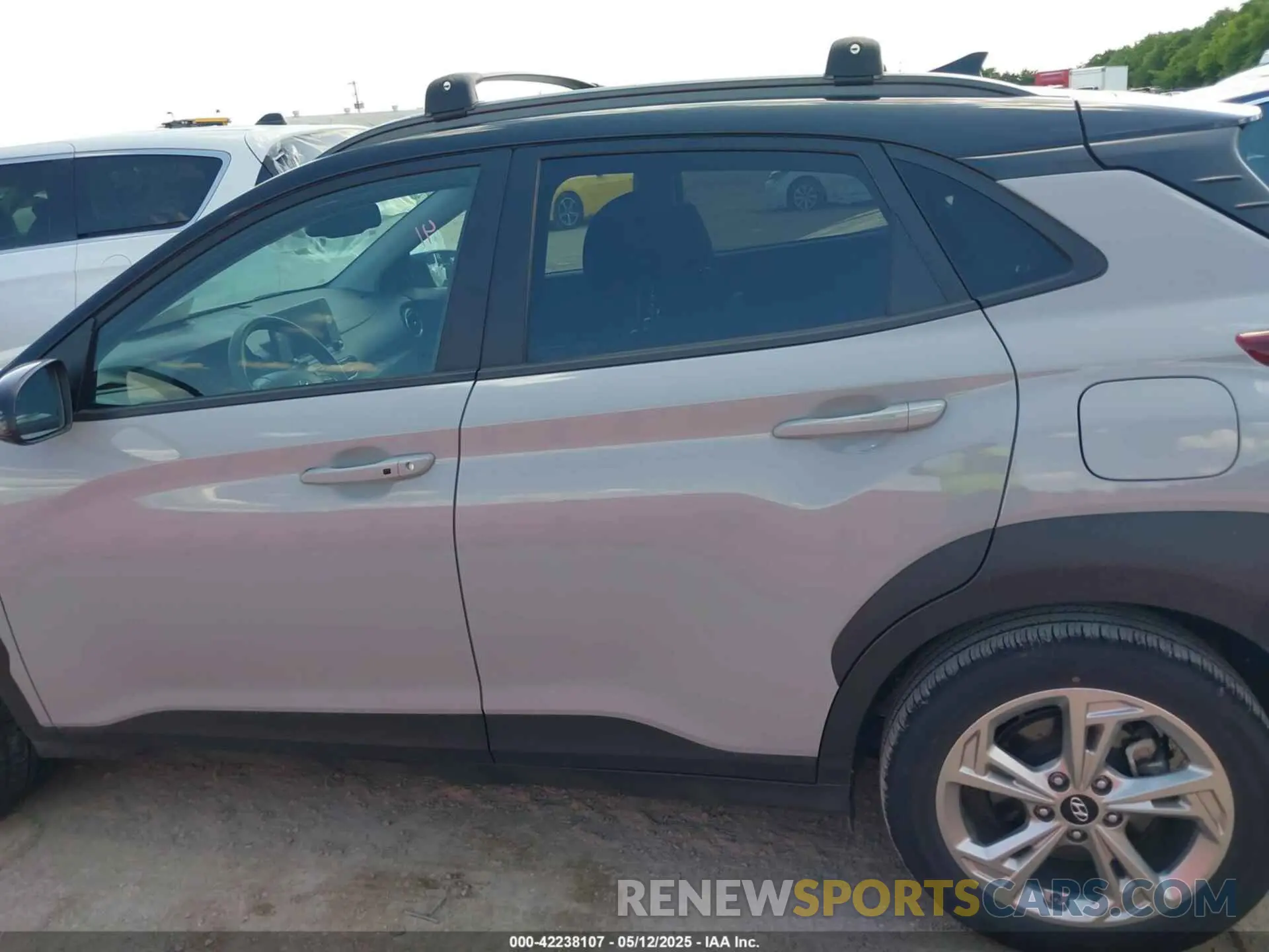 14 fotografías del automóvil dañado KM8K6CAB4PU008576 HYUNDAI KONA 2023