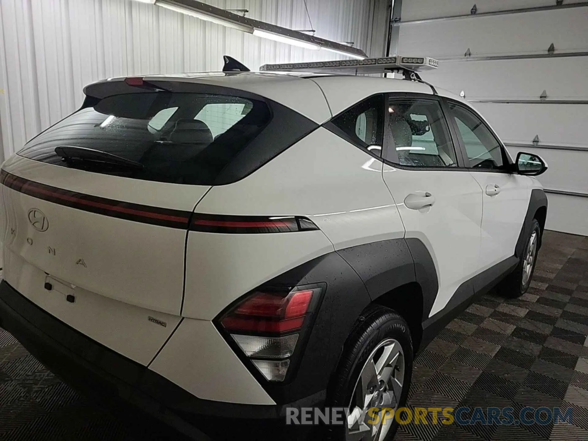 13 fotografías del automóvil dañado KM8HACAB8RU146312 HYUNDAI KONA 2024