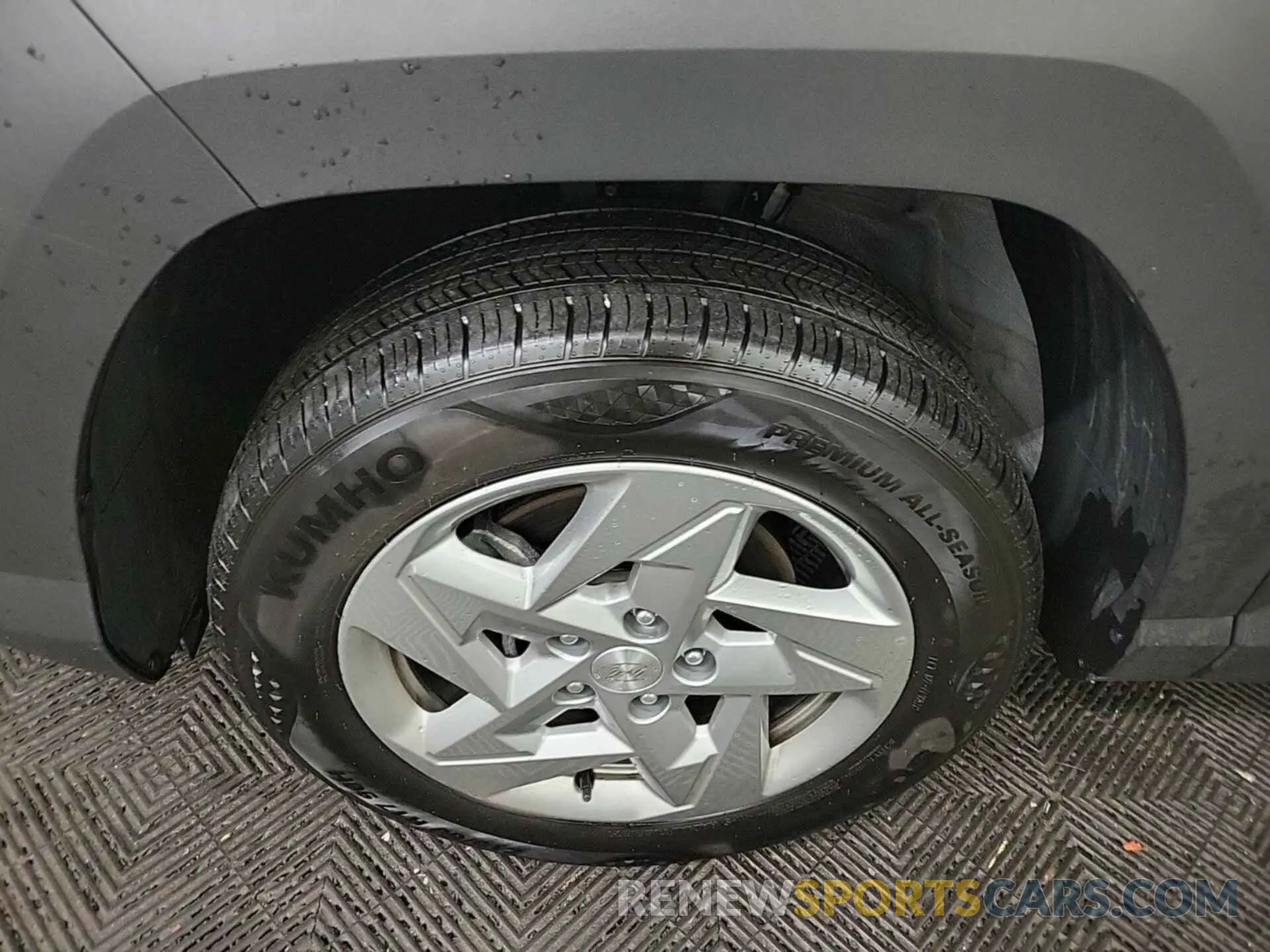 18 fotografías del automóvil dañado KM8HACAB8RU146312 HYUNDAI KONA 2024