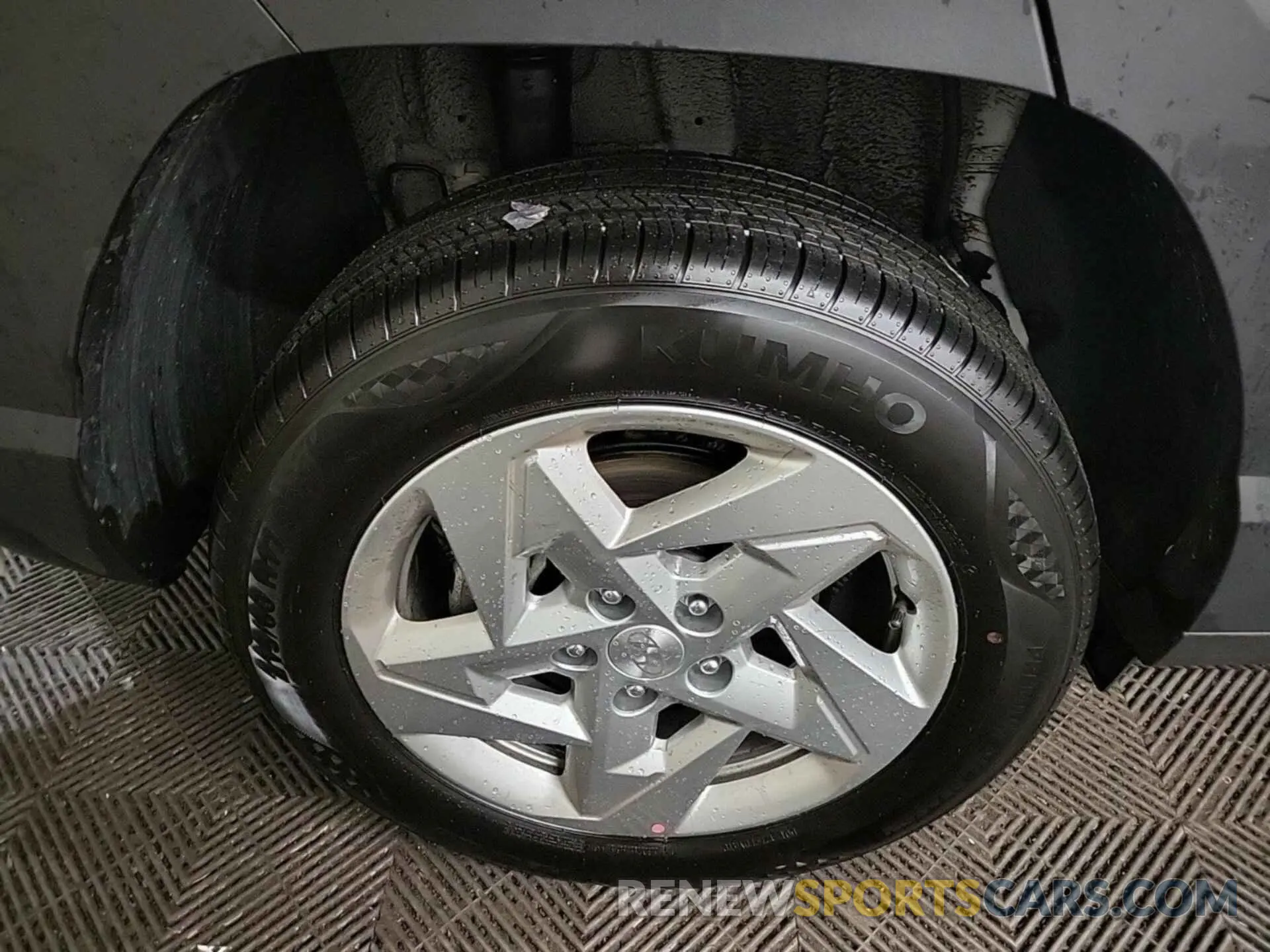 34 fotografías del automóvil dañado KM8HACAB8RU146312 HYUNDAI KONA 2024