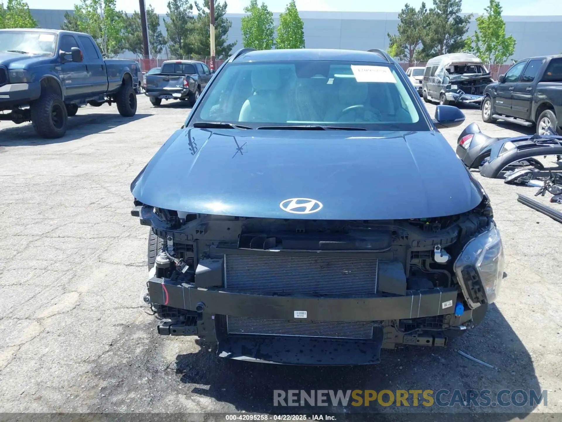 13 fotografías del automóvil dañado KM8HB3AB1RU057856 HYUNDAI KONA 2024