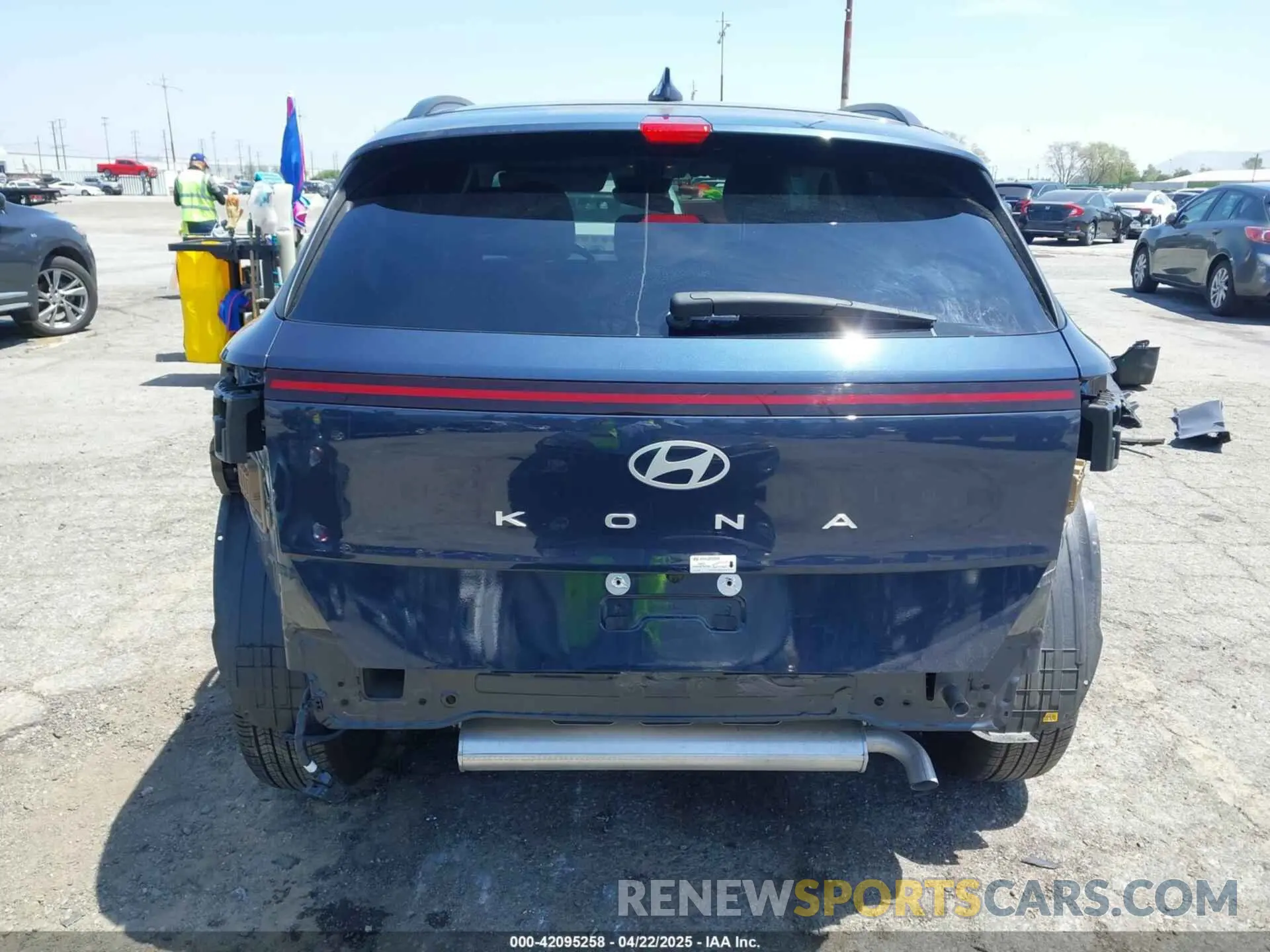 17 fotografías del automóvil dañado KM8HB3AB1RU057856 HYUNDAI KONA 2024