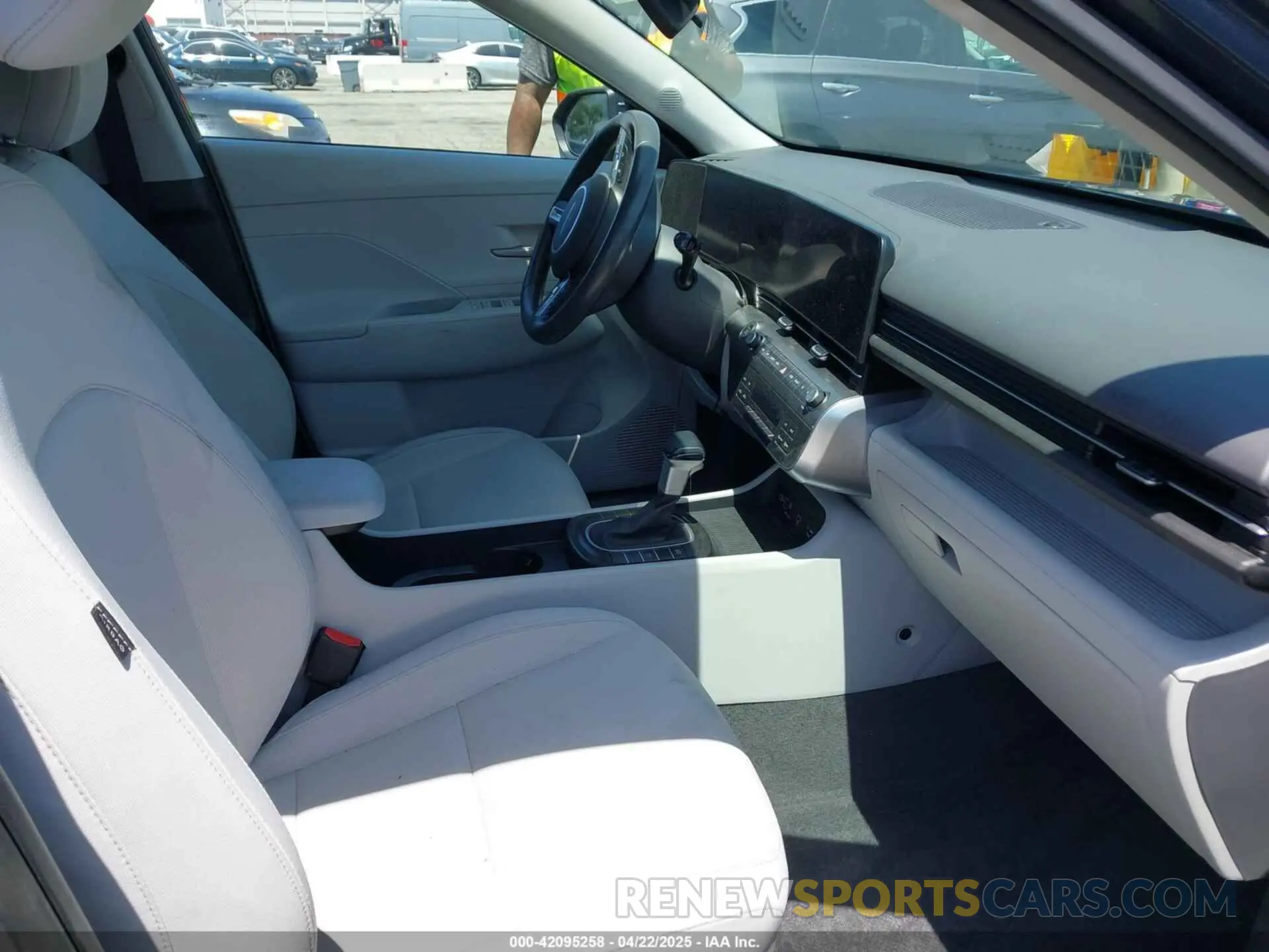 5 fotografías del automóvil dañado KM8HB3AB1RU057856 HYUNDAI KONA 2024