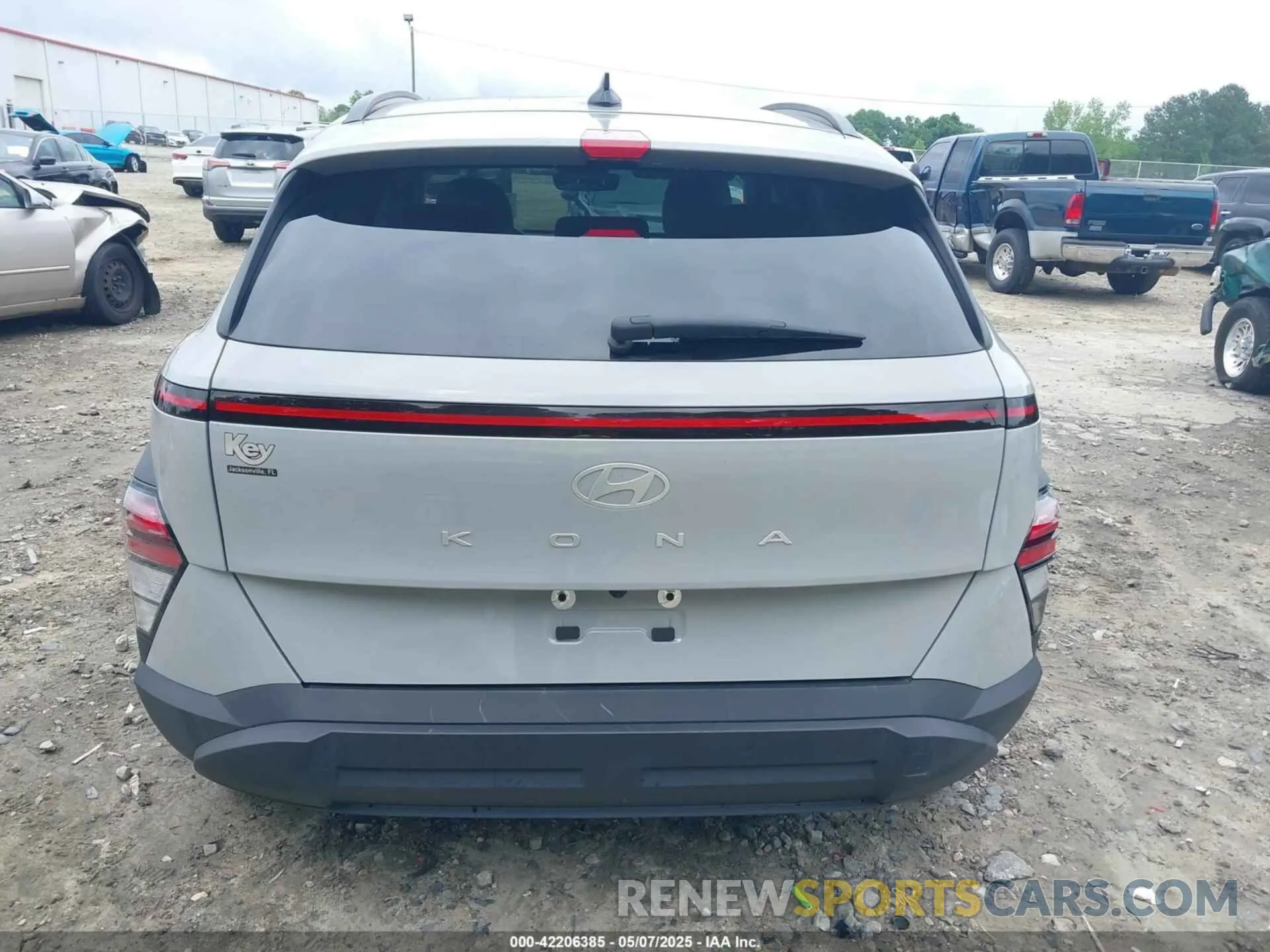 17 fotografías del automóvil dañado KM8HB3AB3RU053503 HYUNDAI KONA 2024