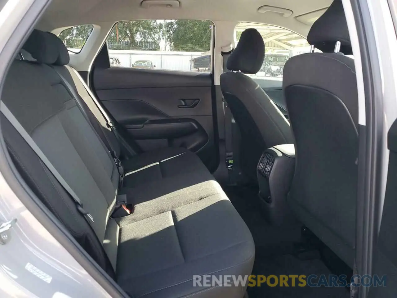 10 fotografías del automóvil dañado KM8HB3AB5RU101034 HYUNDAI KONA 2024