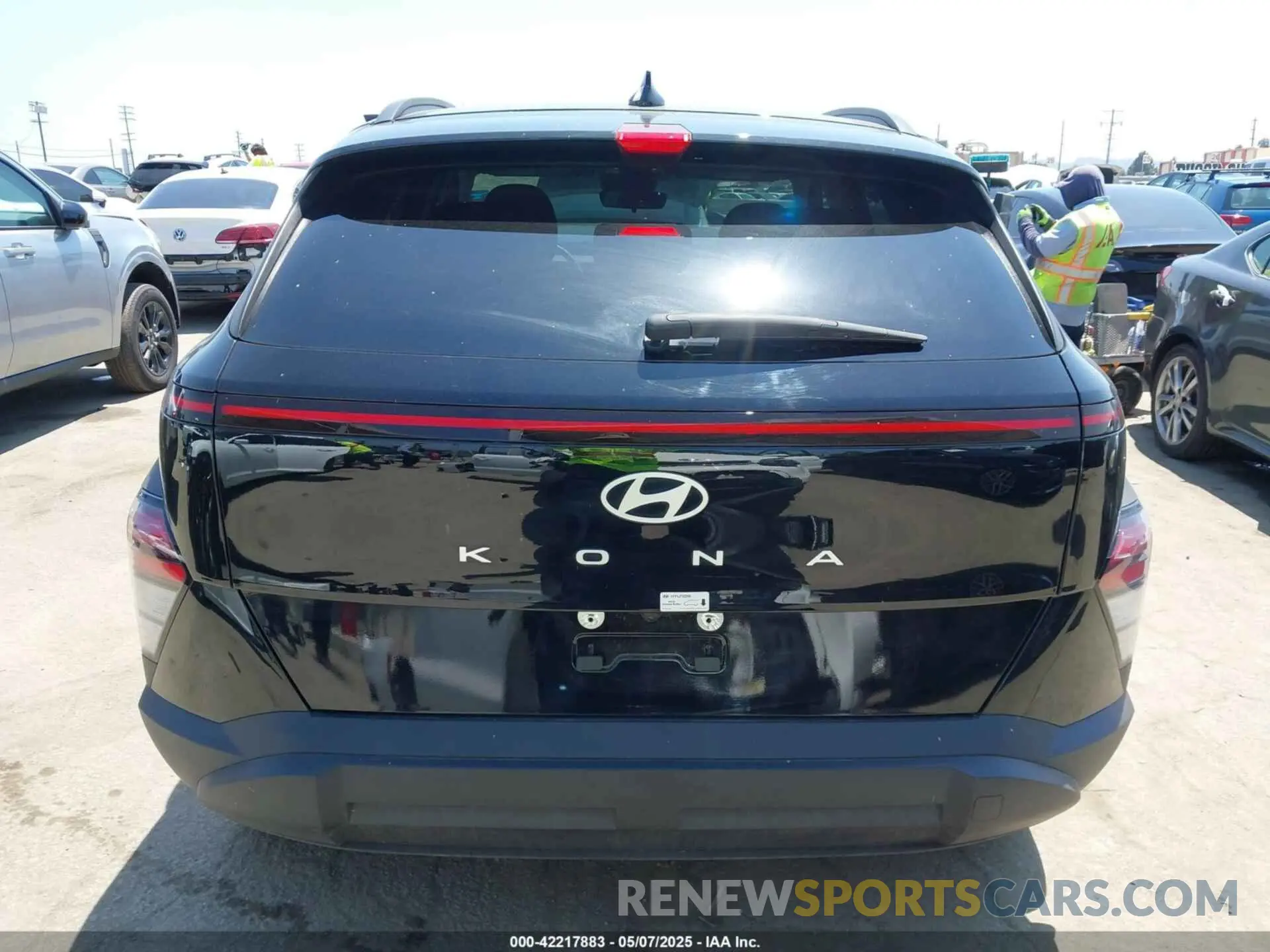 16 fotografías del automóvil dañado KM8HB3AB6RU162442 HYUNDAI KONA 2024