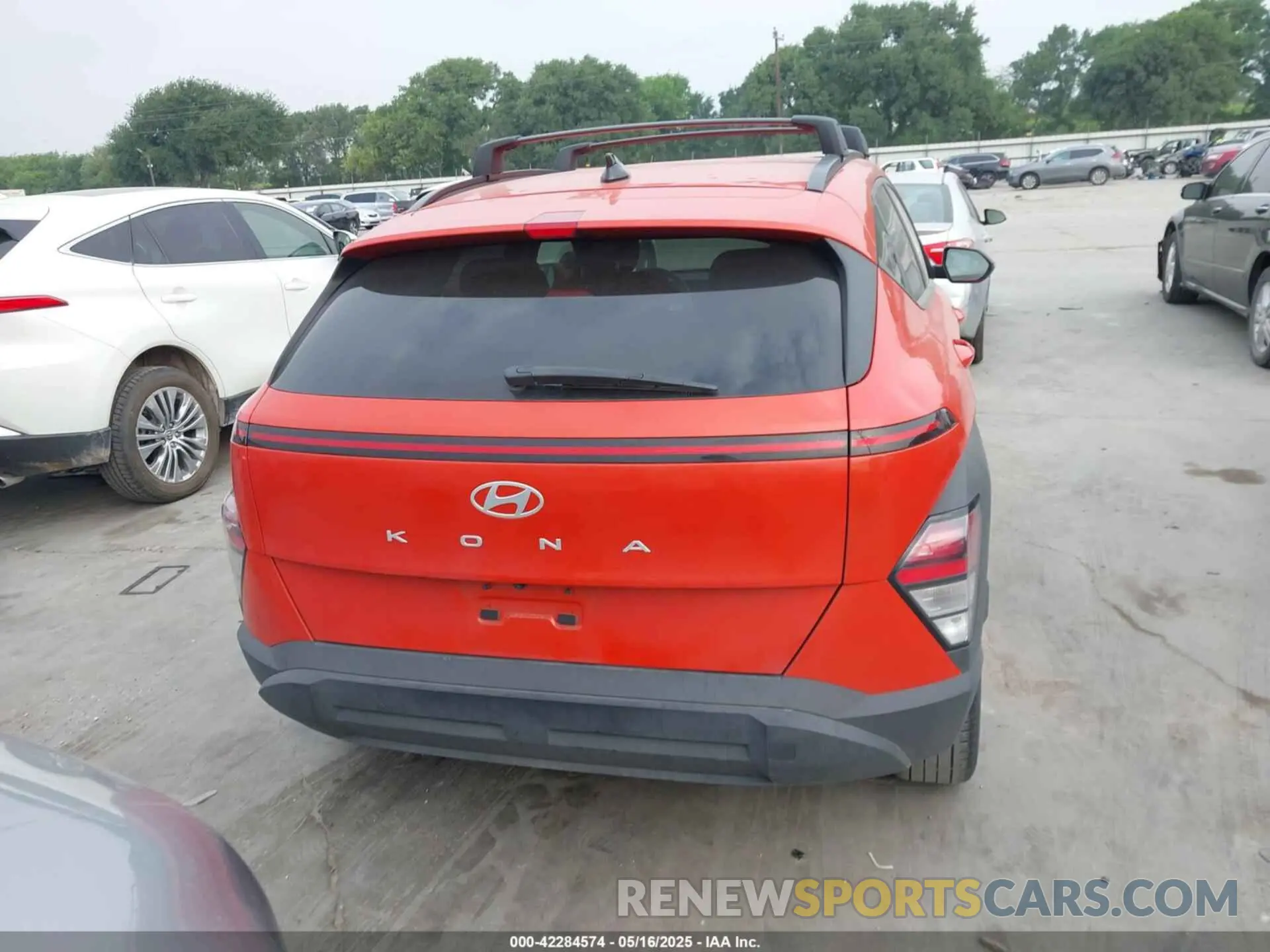 16 fotografías del automóvil dañado KM8HC3AB1RU088148 HYUNDAI KONA 2024