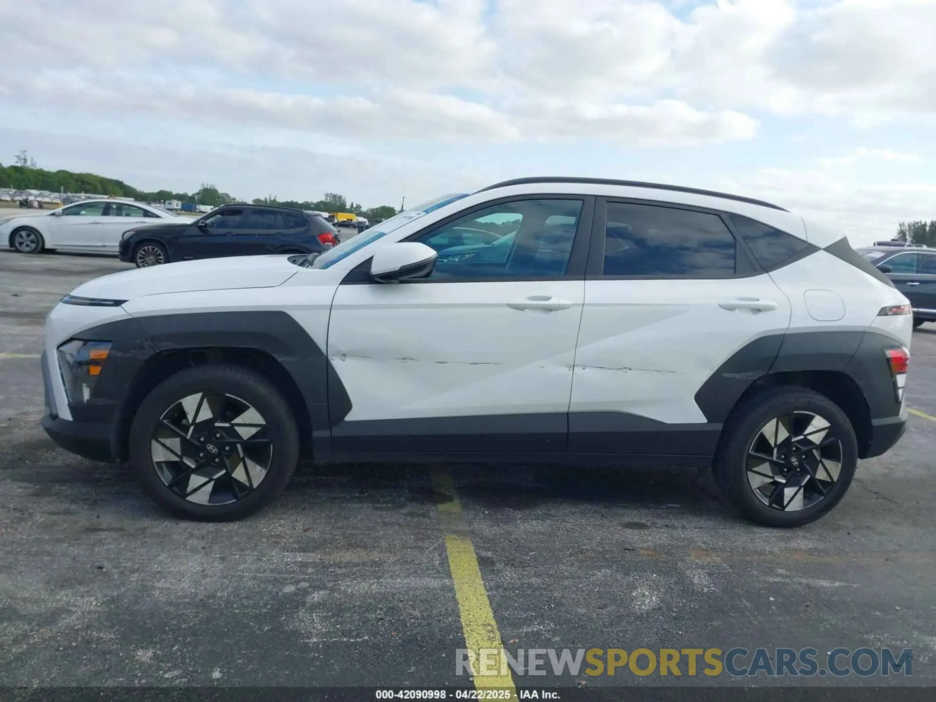 14 fotografías del automóvil dañado KM8HCCABXRU042463 HYUNDAI KONA 2024