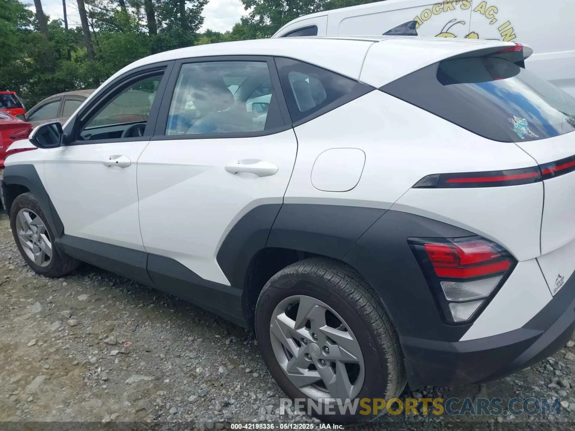 15 fotografías del automóvil dañado KM8HA3AB7SU234497 HYUNDAI KONA 2025