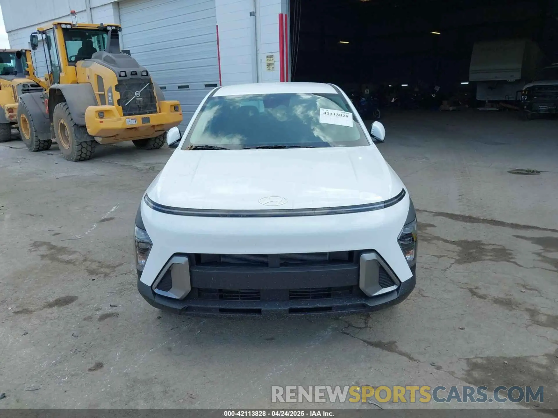12 fotografías del automóvil dañado KM8HACAB7SU222737 HYUNDAI KONA 2025
