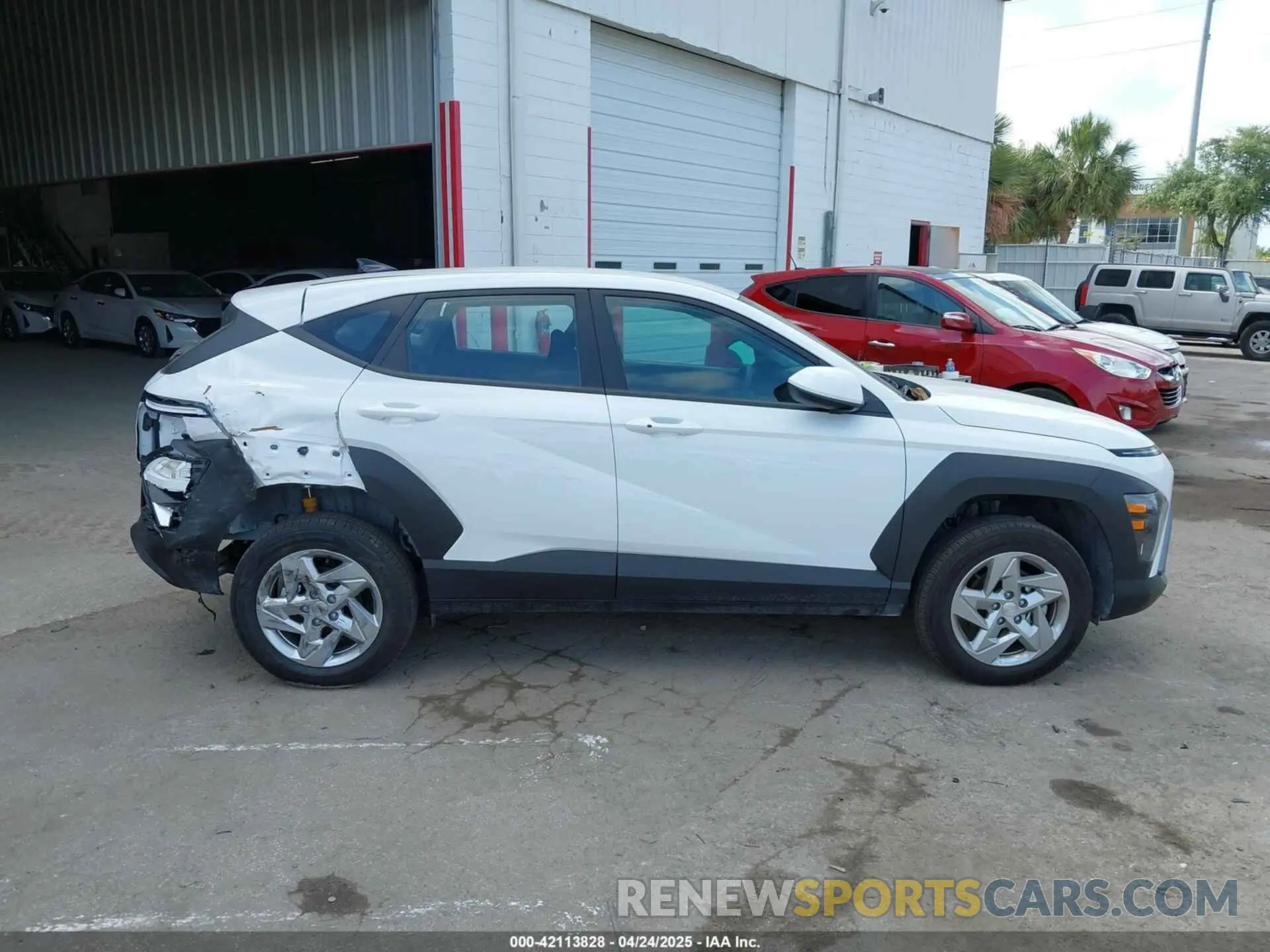 13 fotografías del automóvil dañado KM8HACAB7SU222737 HYUNDAI KONA 2025