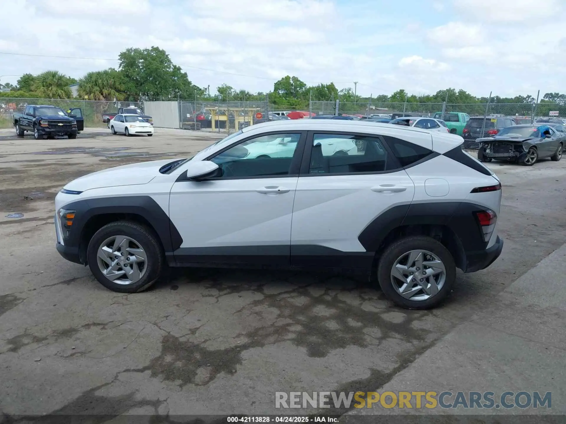 14 fotografías del automóvil dañado KM8HACAB7SU222737 HYUNDAI KONA 2025