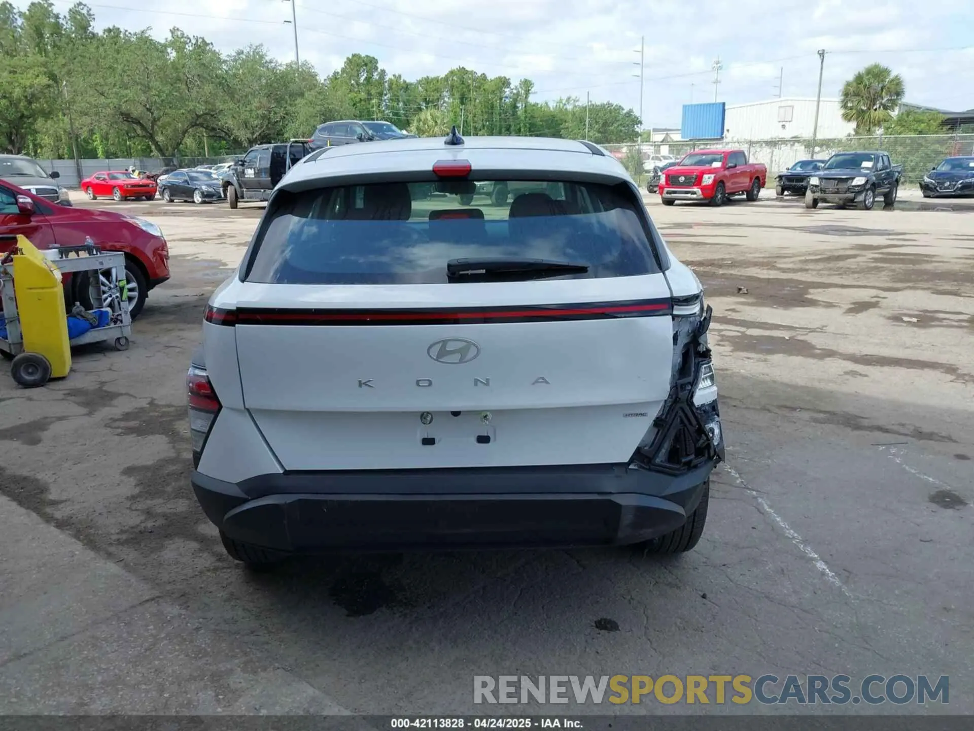 16 fotografías del automóvil dañado KM8HACAB7SU222737 HYUNDAI KONA 2025
