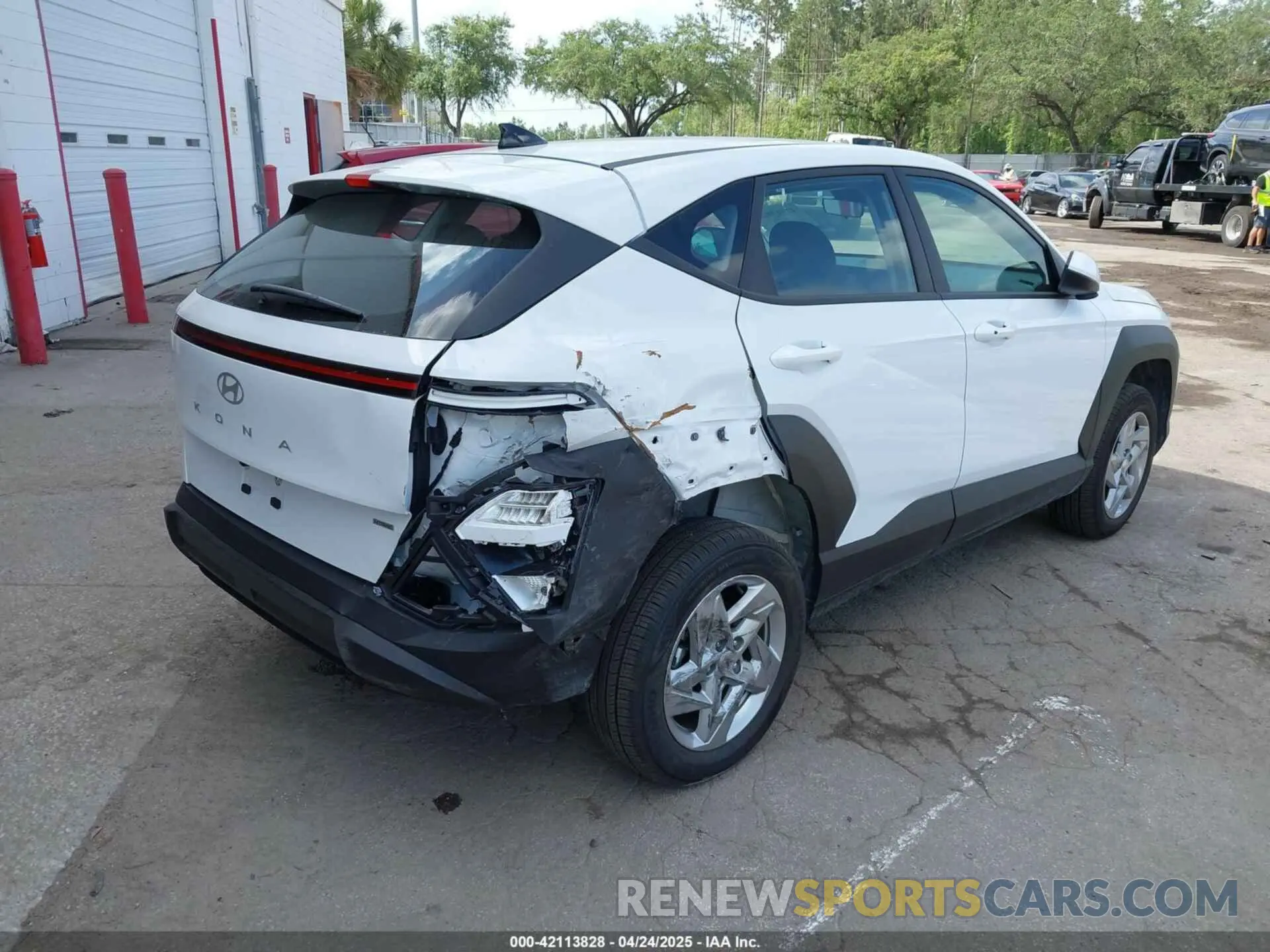 4 fotografías del automóvil dañado KM8HACAB7SU222737 HYUNDAI KONA 2025