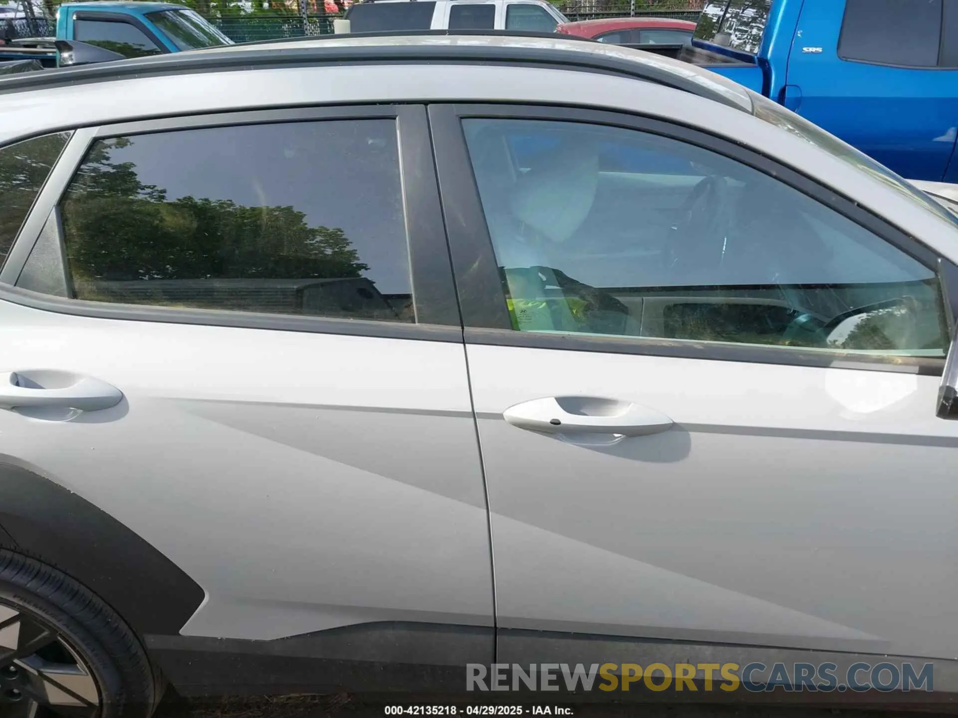 14 fotografías del automóvil dañado KM8HB3AB3SU215152 HYUNDAI KONA 2025