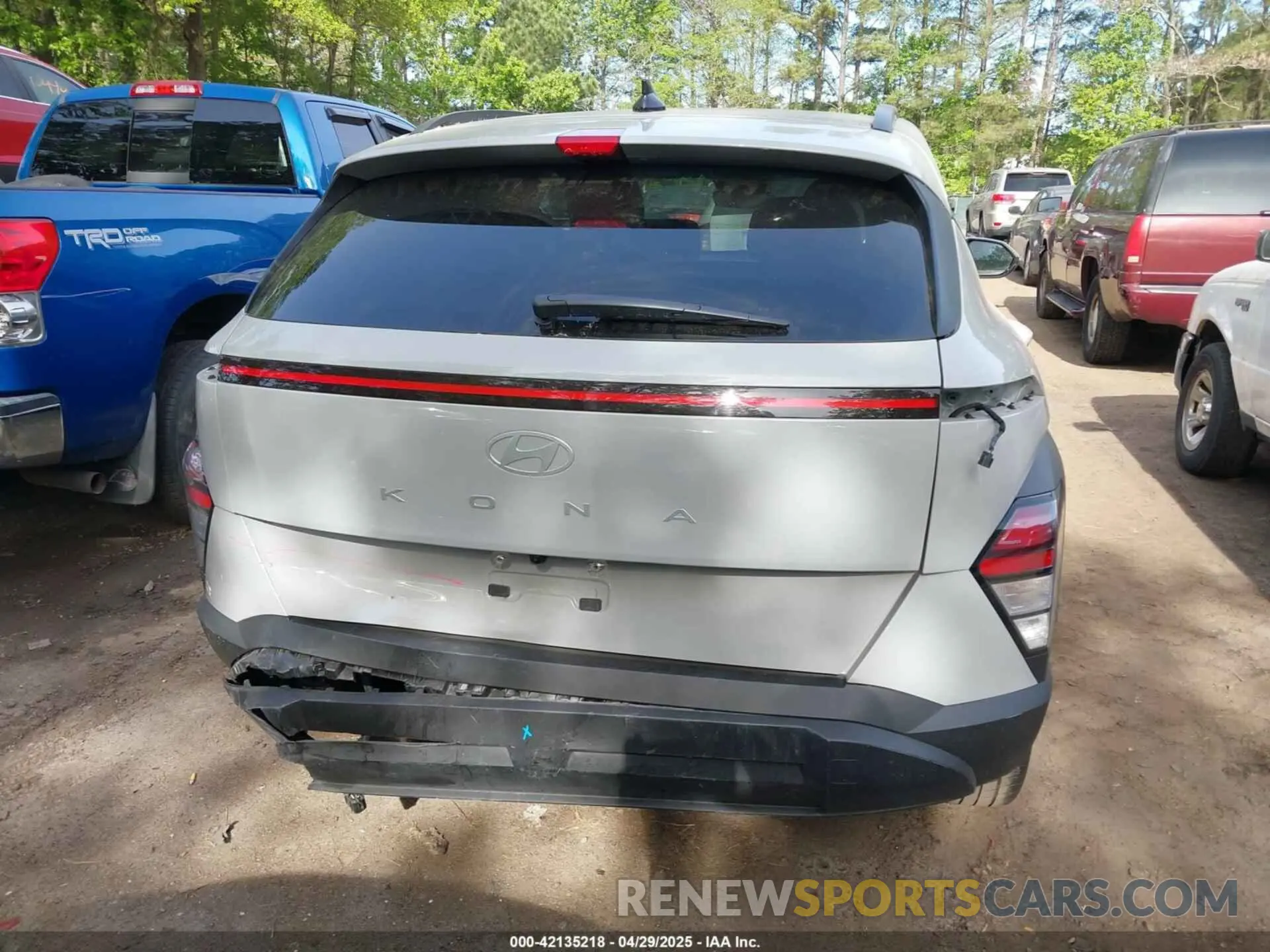 17 fotografías del automóvil dañado KM8HB3AB3SU215152 HYUNDAI KONA 2025