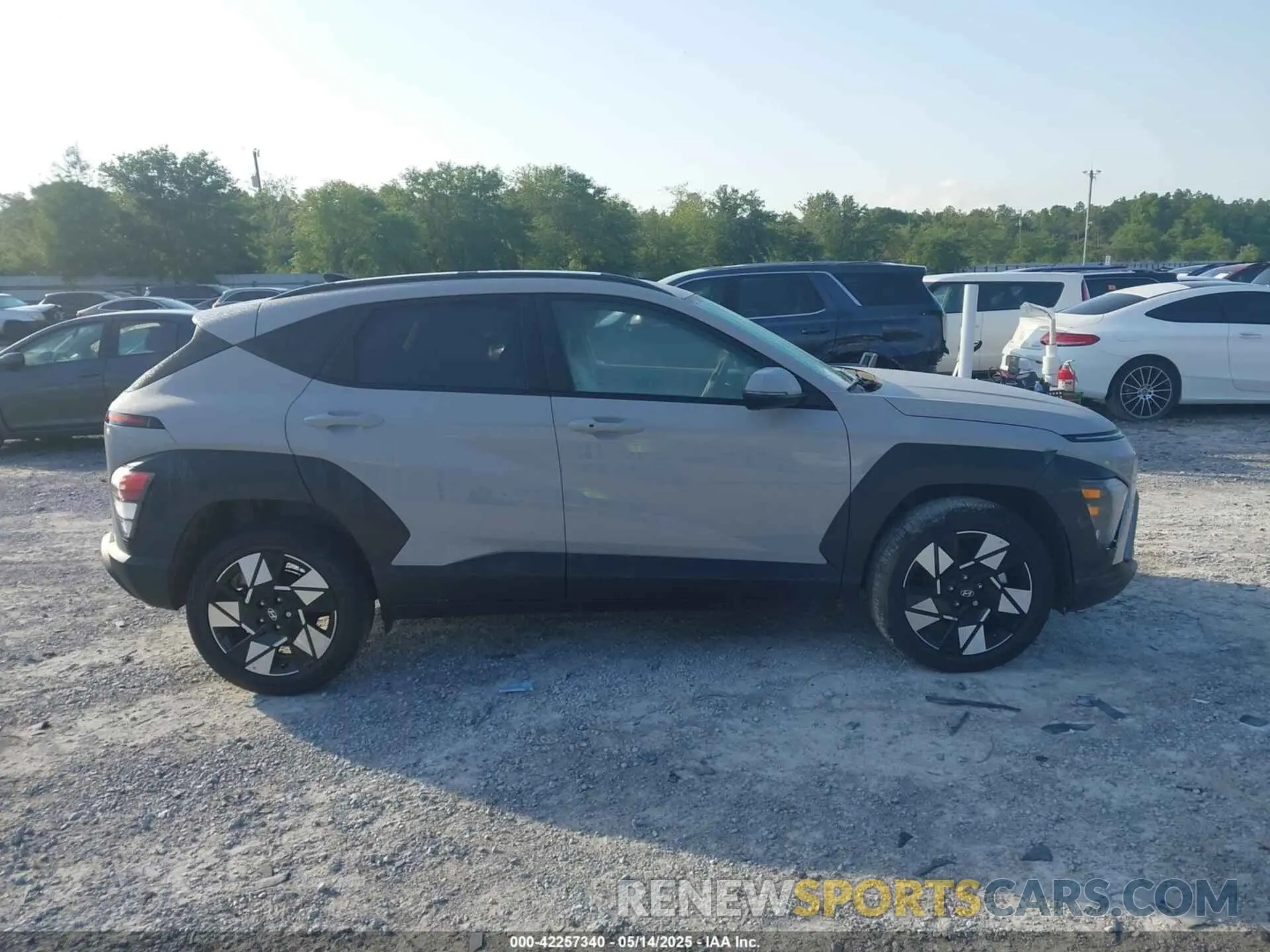 12 fotografías del automóvil dañado KM8HB3AB7SU227210 HYUNDAI KONA 2025