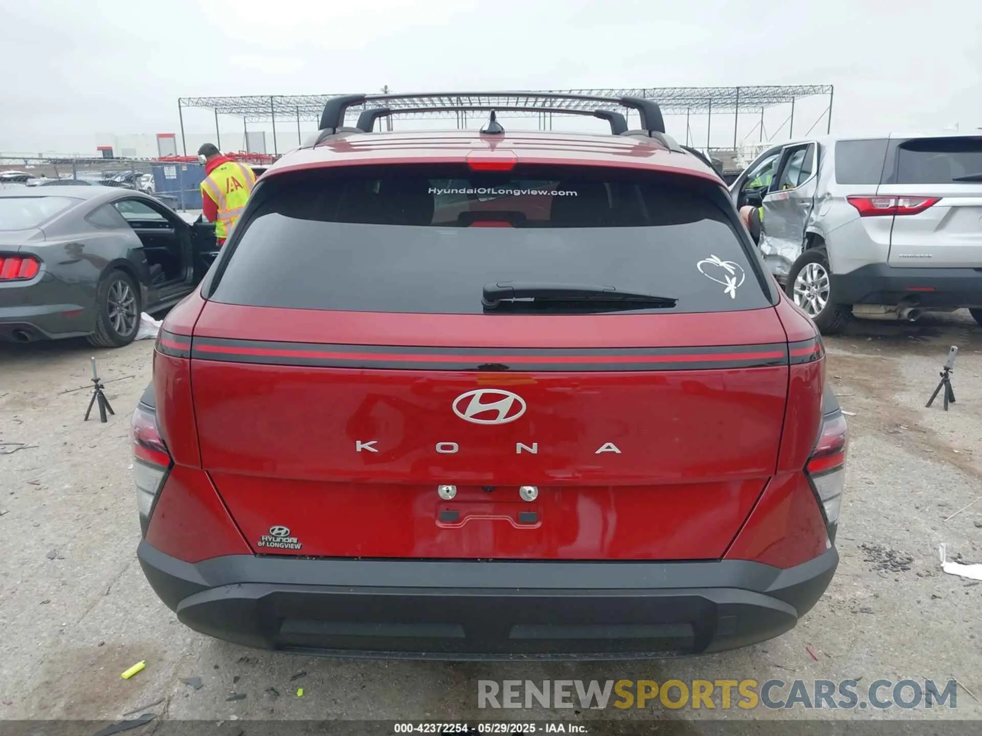 17 fotografías del automóvil dañado KM8HB3AB8SU236840 HYUNDAI KONA 2025