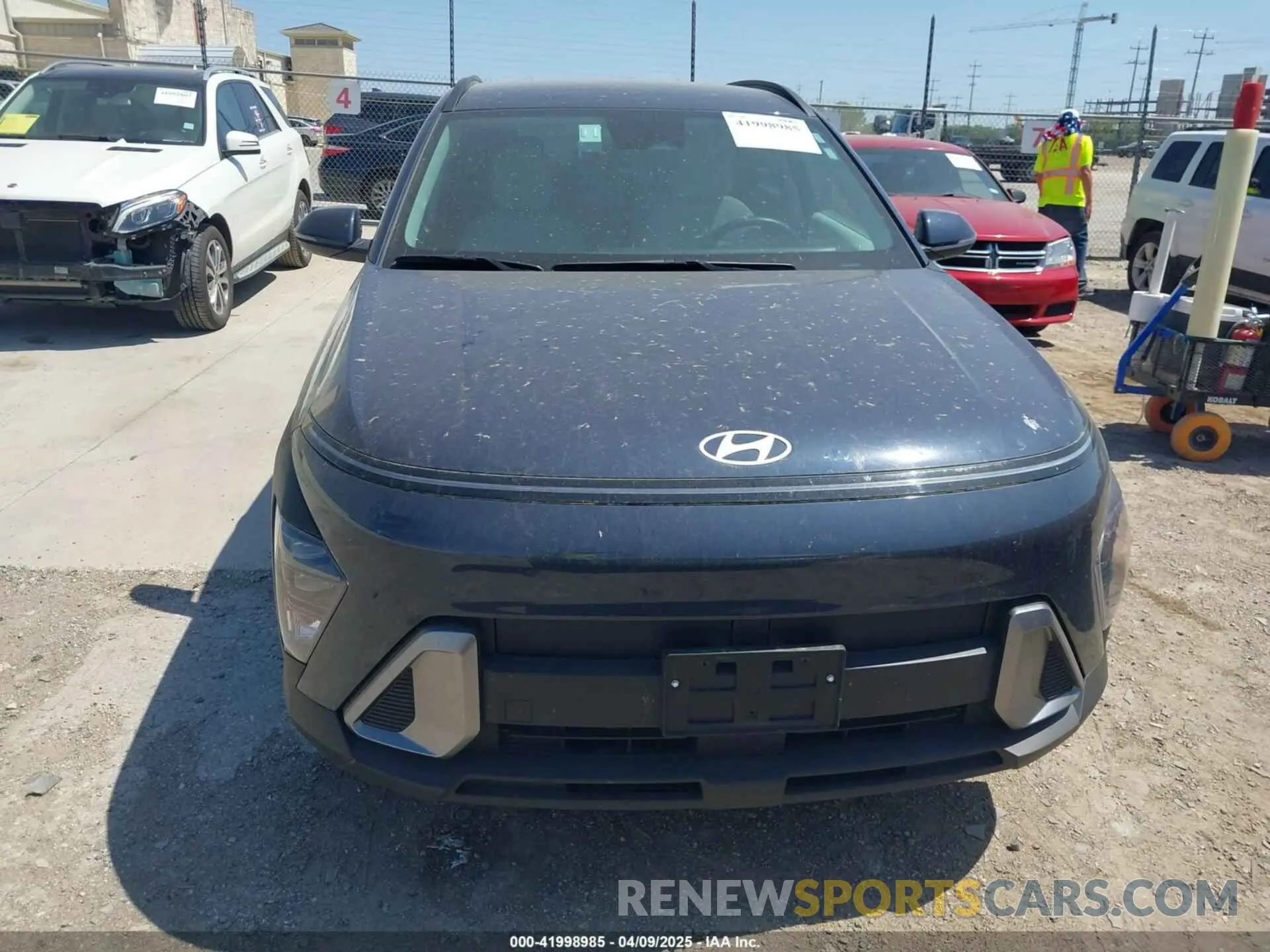 12 fotografías del automóvil dañado KM8HBCAB1SU212007 HYUNDAI KONA 2025