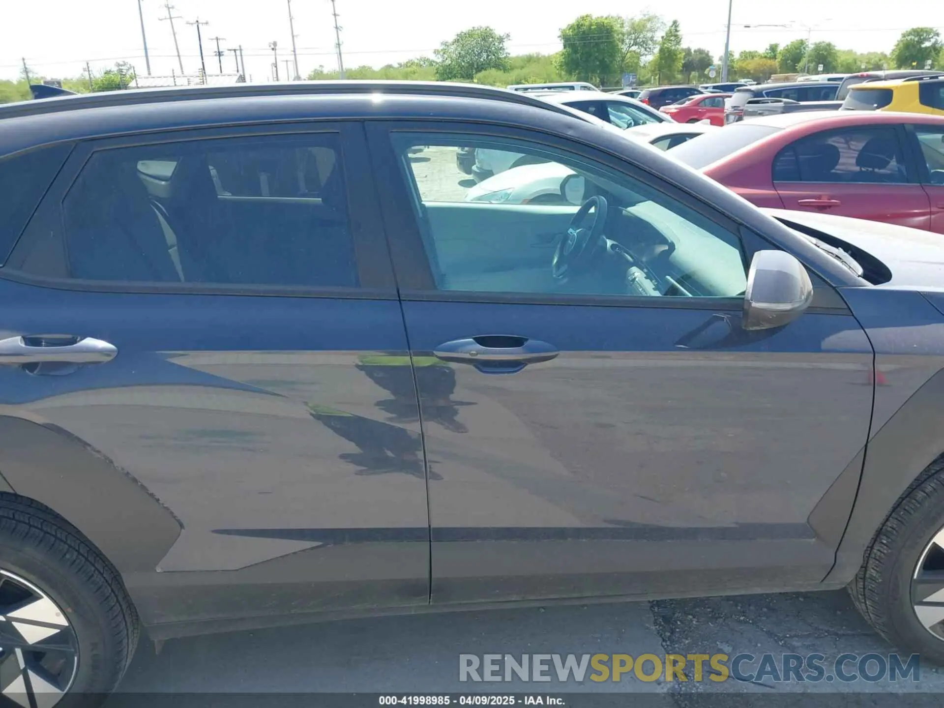 13 fotografías del automóvil dañado KM8HBCAB1SU212007 HYUNDAI KONA 2025