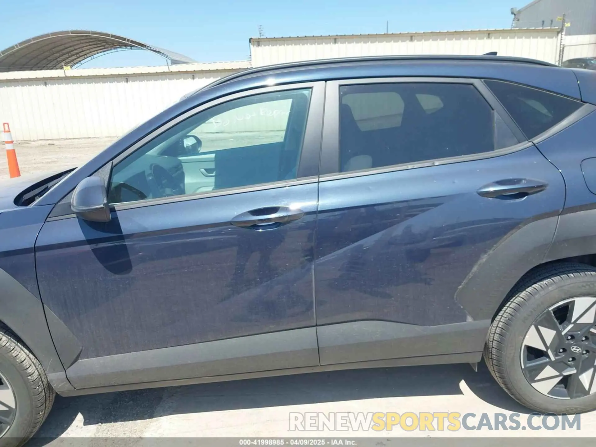 14 fotografías del automóvil dañado KM8HBCAB1SU212007 HYUNDAI KONA 2025