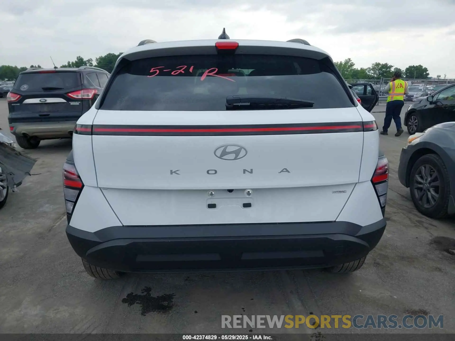 17 fotografías del automóvil dañado KM8HBCAB1SU287242 HYUNDAI KONA 2025