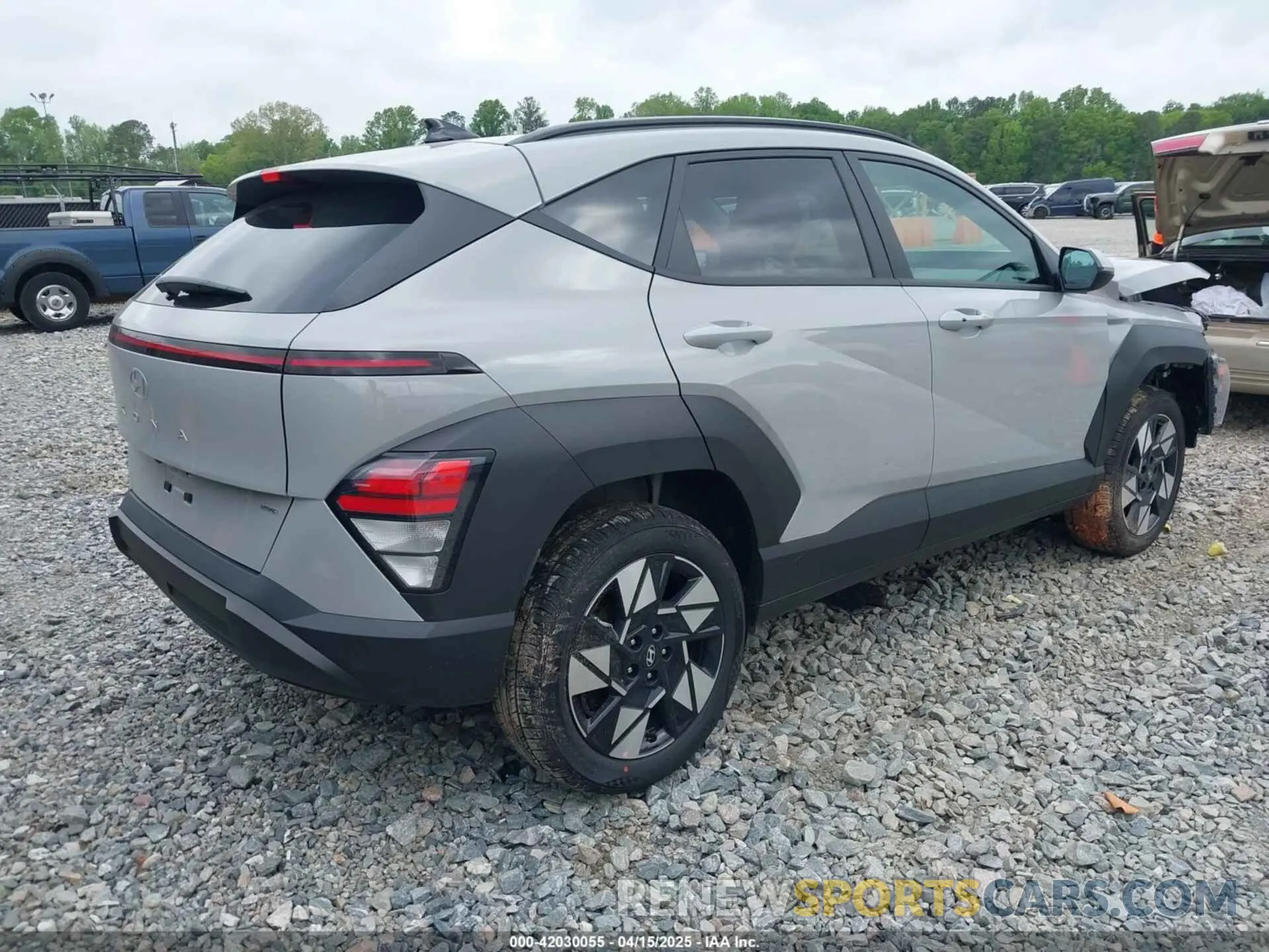 4 fotografías del automóvil dañado KM8HBCAB7SU273670 HYUNDAI KONA 2025