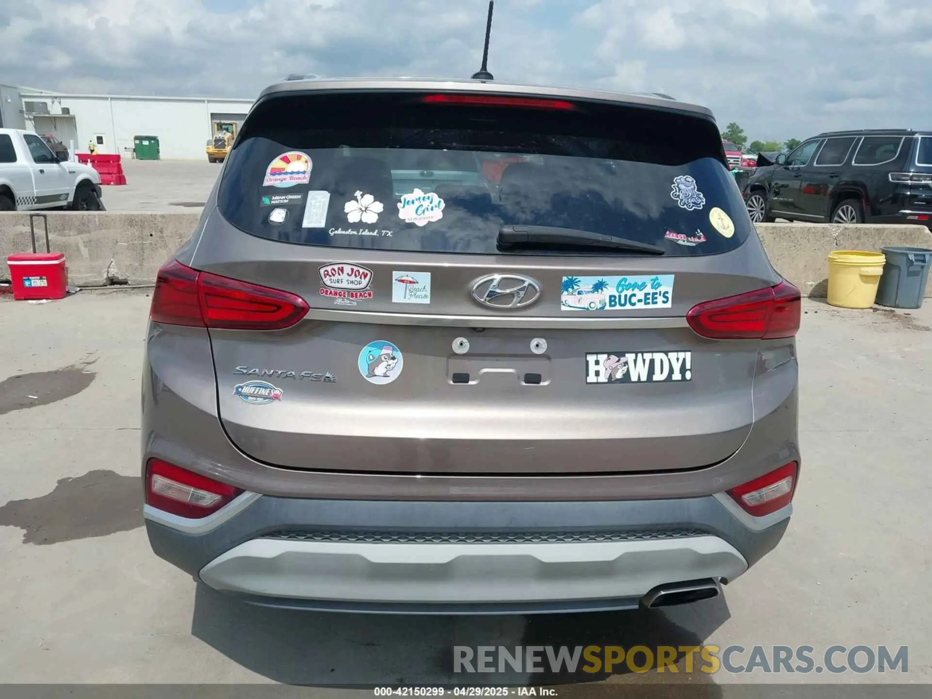 17 fotografías del automóvil dañado 5NMS23AD4KH132123 HYUNDAI SANTA FE 2019