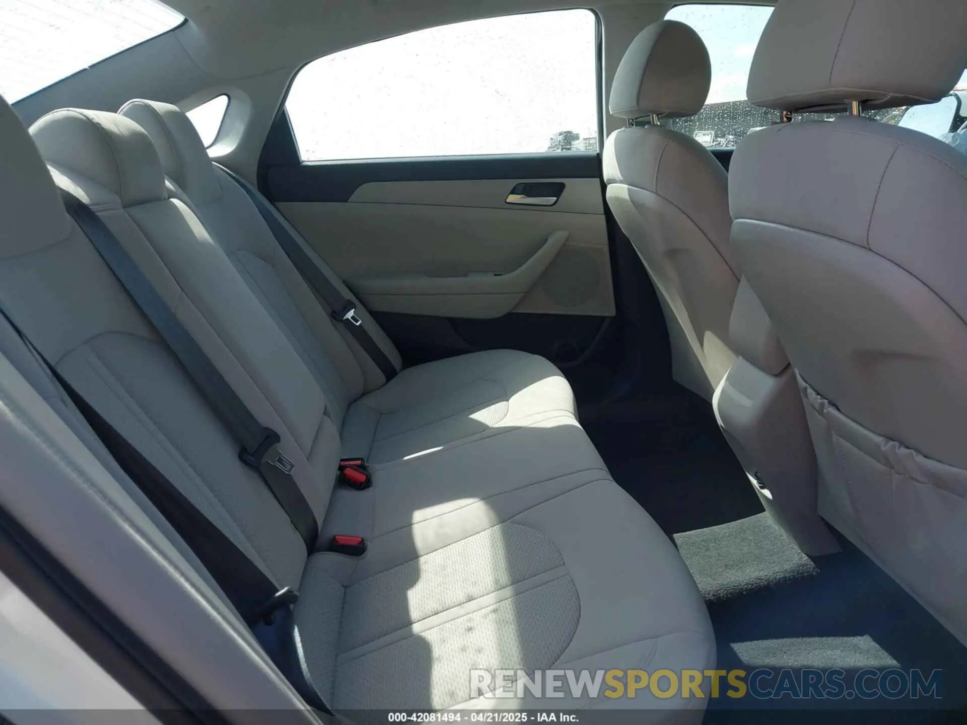8 fotografías del automóvil dañado 5NPE24AA6KH775276 HYUNDAI SONATA 2019