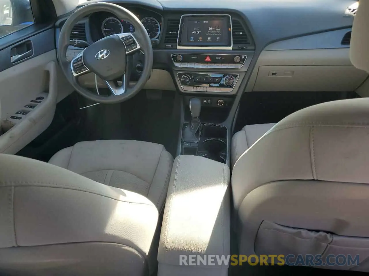 8 fotografías del automóvil dañado 5NPE24AF0KH766214 HYUNDAI SONATA 2019