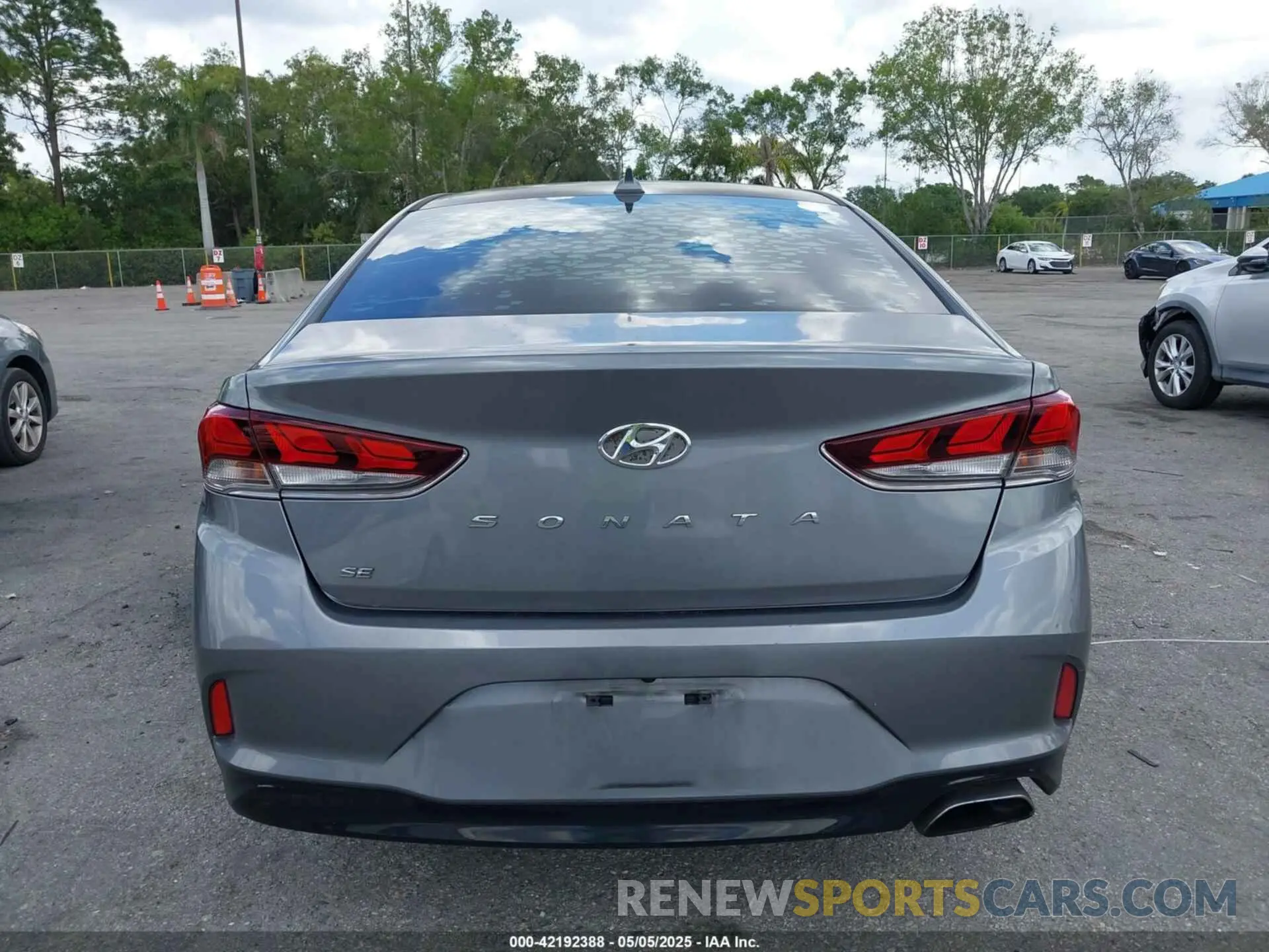 16 fotografías del automóvil dañado 5NPE24AF0KH771140 HYUNDAI SONATA 2019