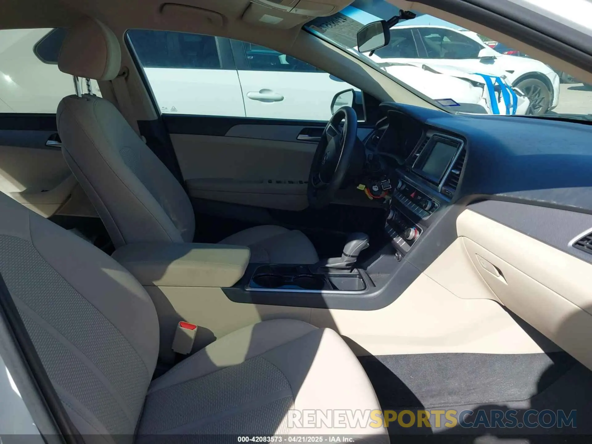 5 fotografías del automóvil dañado 5NPE24AF1KH758736 HYUNDAI SONATA 2019
