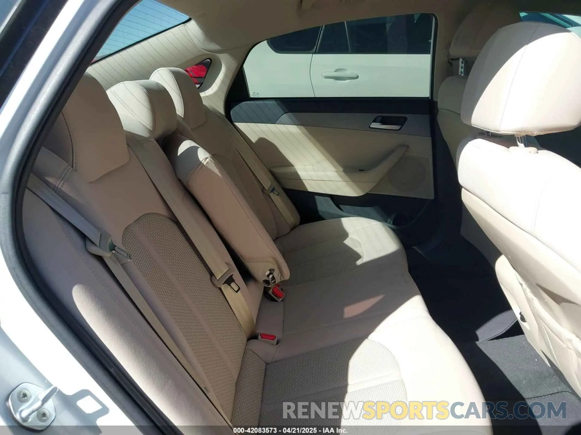 8 fotografías del automóvil dañado 5NPE24AF1KH758736 HYUNDAI SONATA 2019