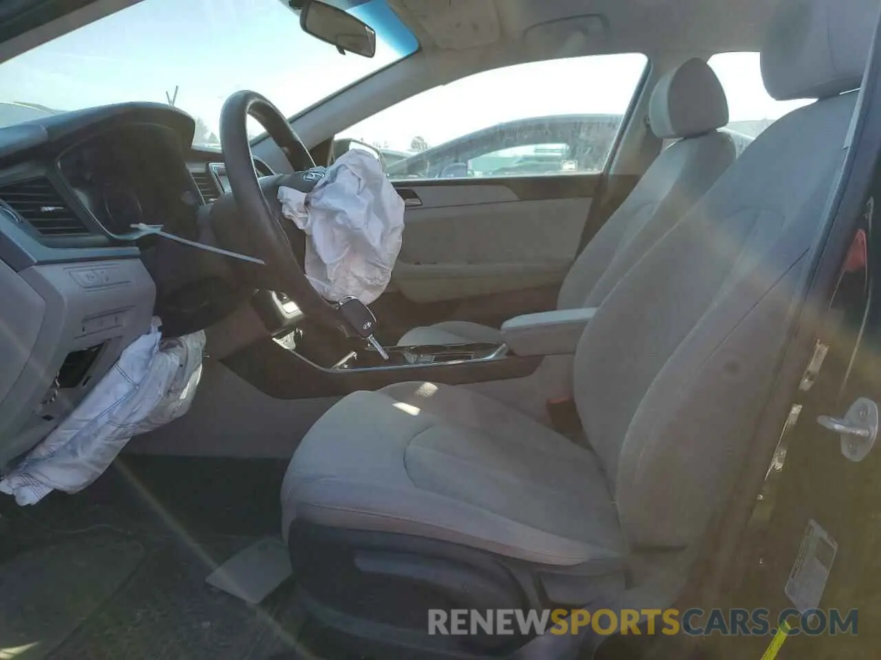 7 fotografías del automóvil dañado 5NPE24AF1KH779604 HYUNDAI SONATA 2019