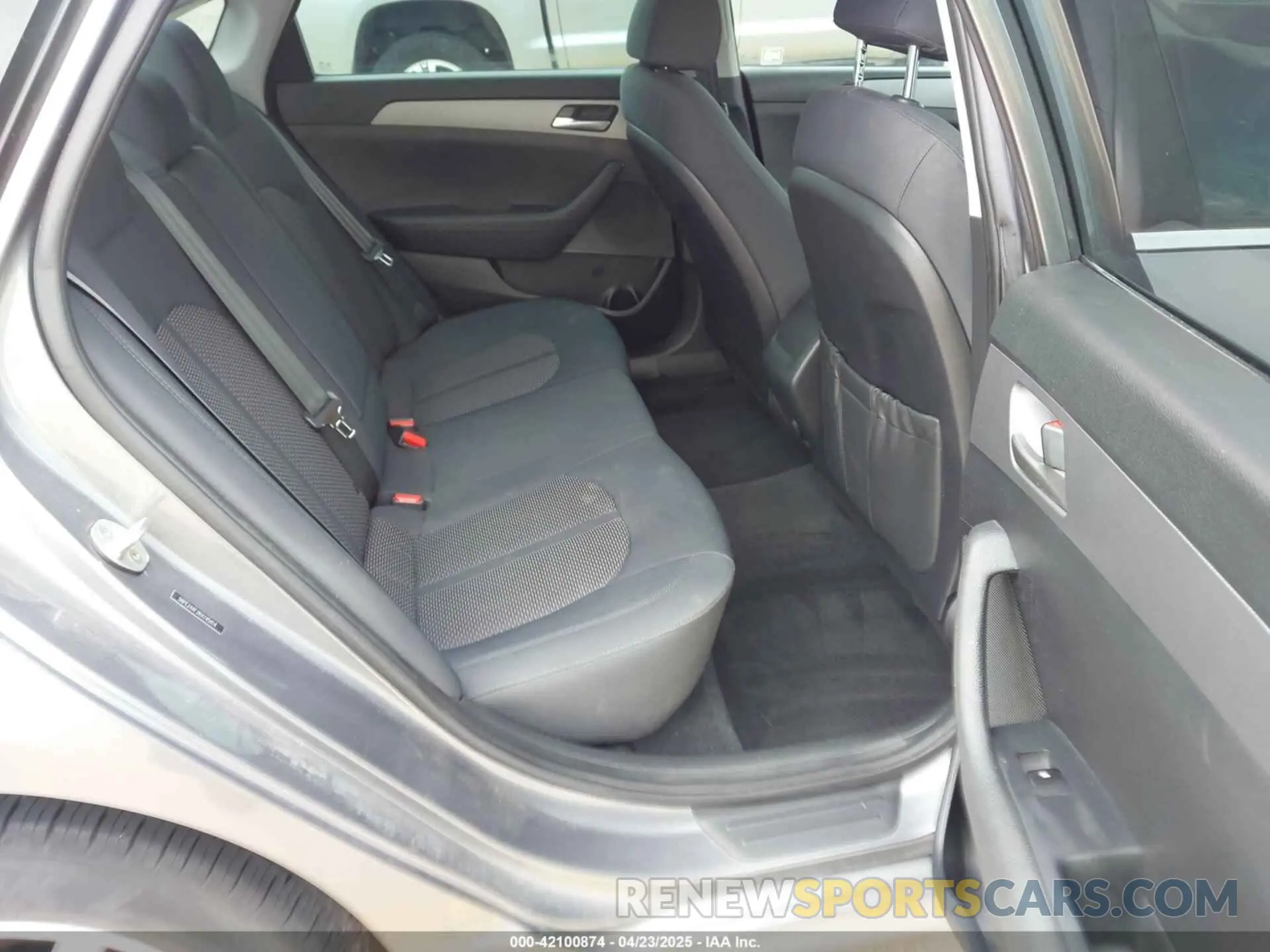 8 fotografías del automóvil dañado 5NPE24AF2KH745414 HYUNDAI SONATA 2019