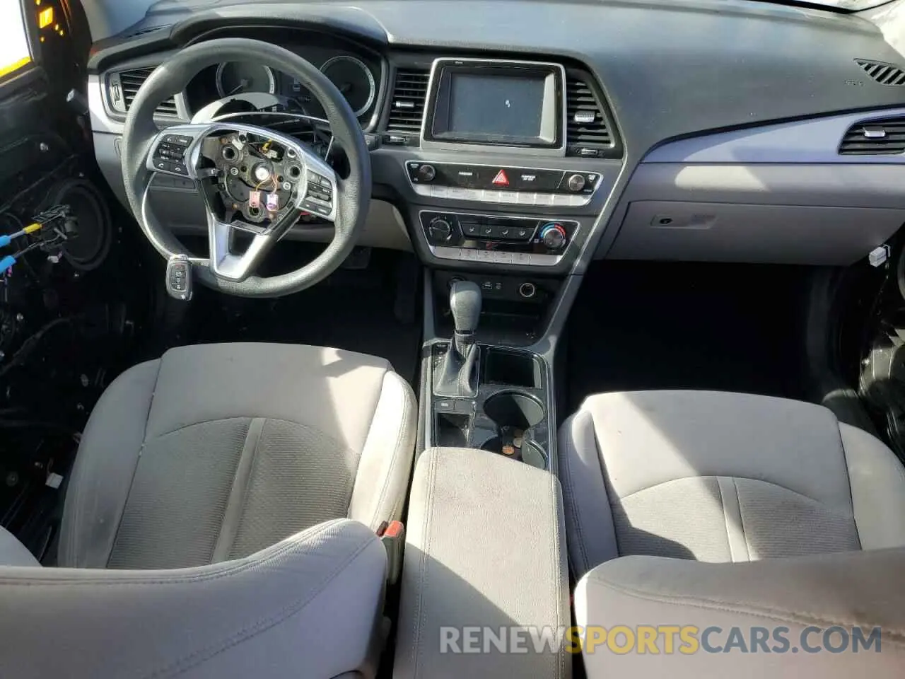 8 fotografías del automóvil dañado 5NPE24AF2KH796153 HYUNDAI SONATA 2019