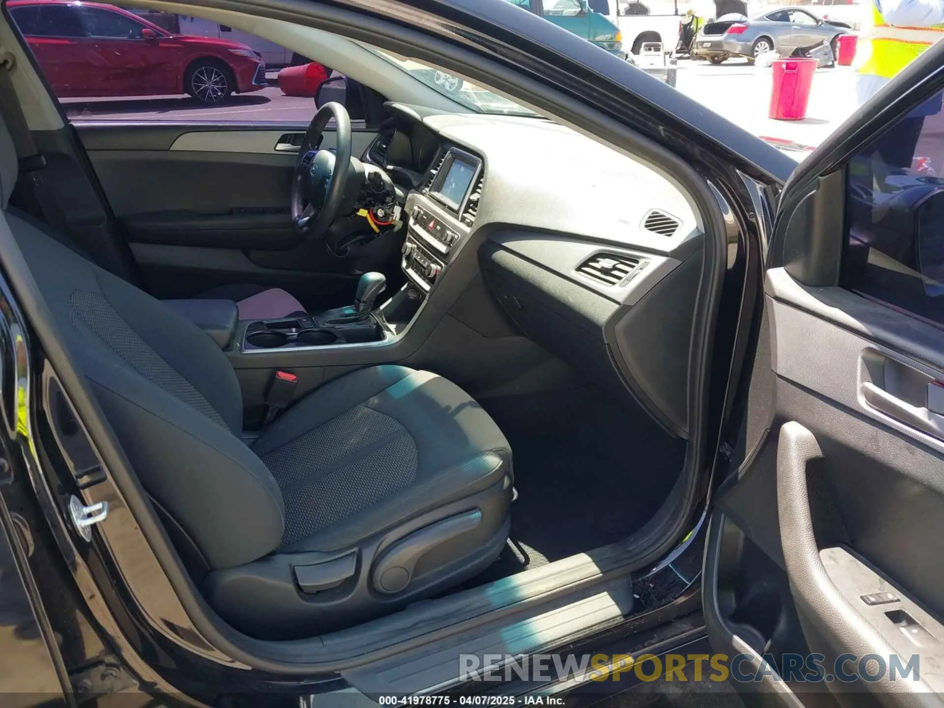 5 fotografías del automóvil dañado 5NPE24AF3KH774484 HYUNDAI SONATA 2019
