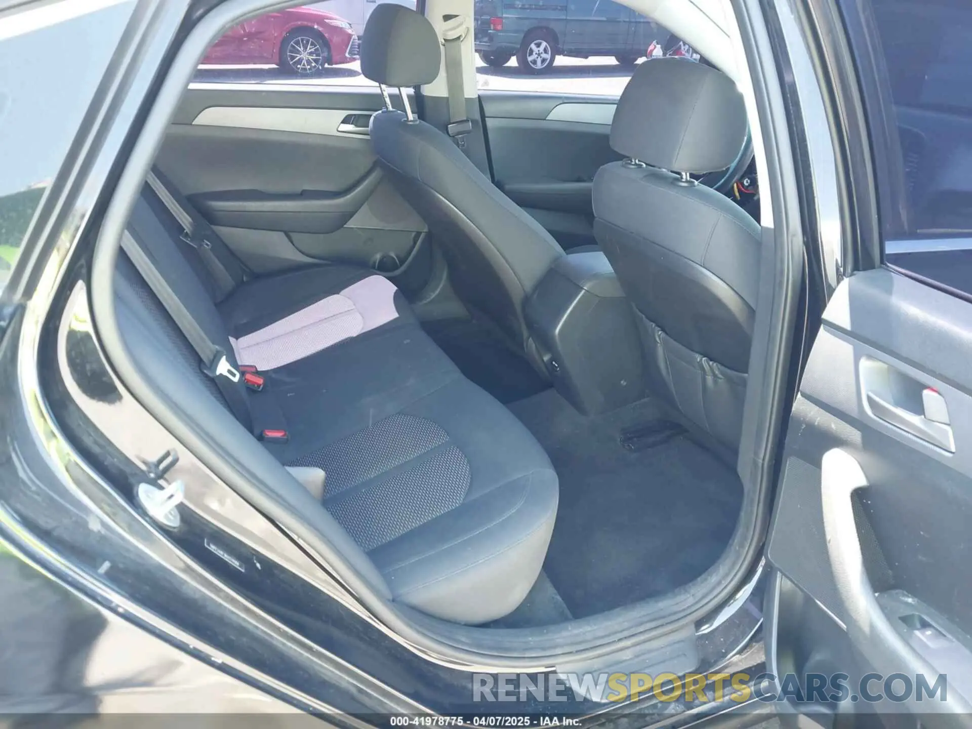 8 fotografías del automóvil dañado 5NPE24AF3KH774484 HYUNDAI SONATA 2019