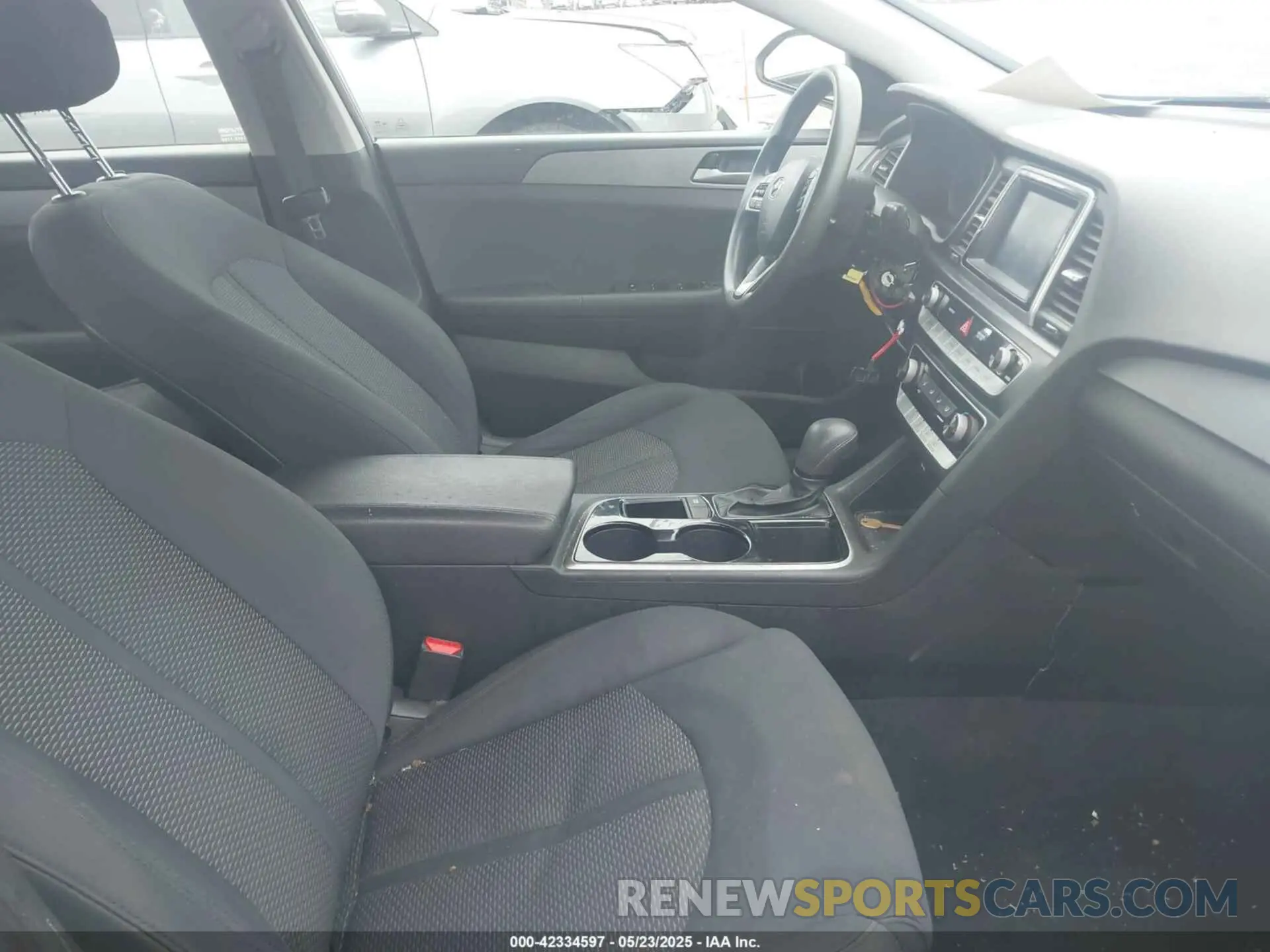 5 fotografías del automóvil dañado 5NPE24AF3KH778275 HYUNDAI SONATA 2019