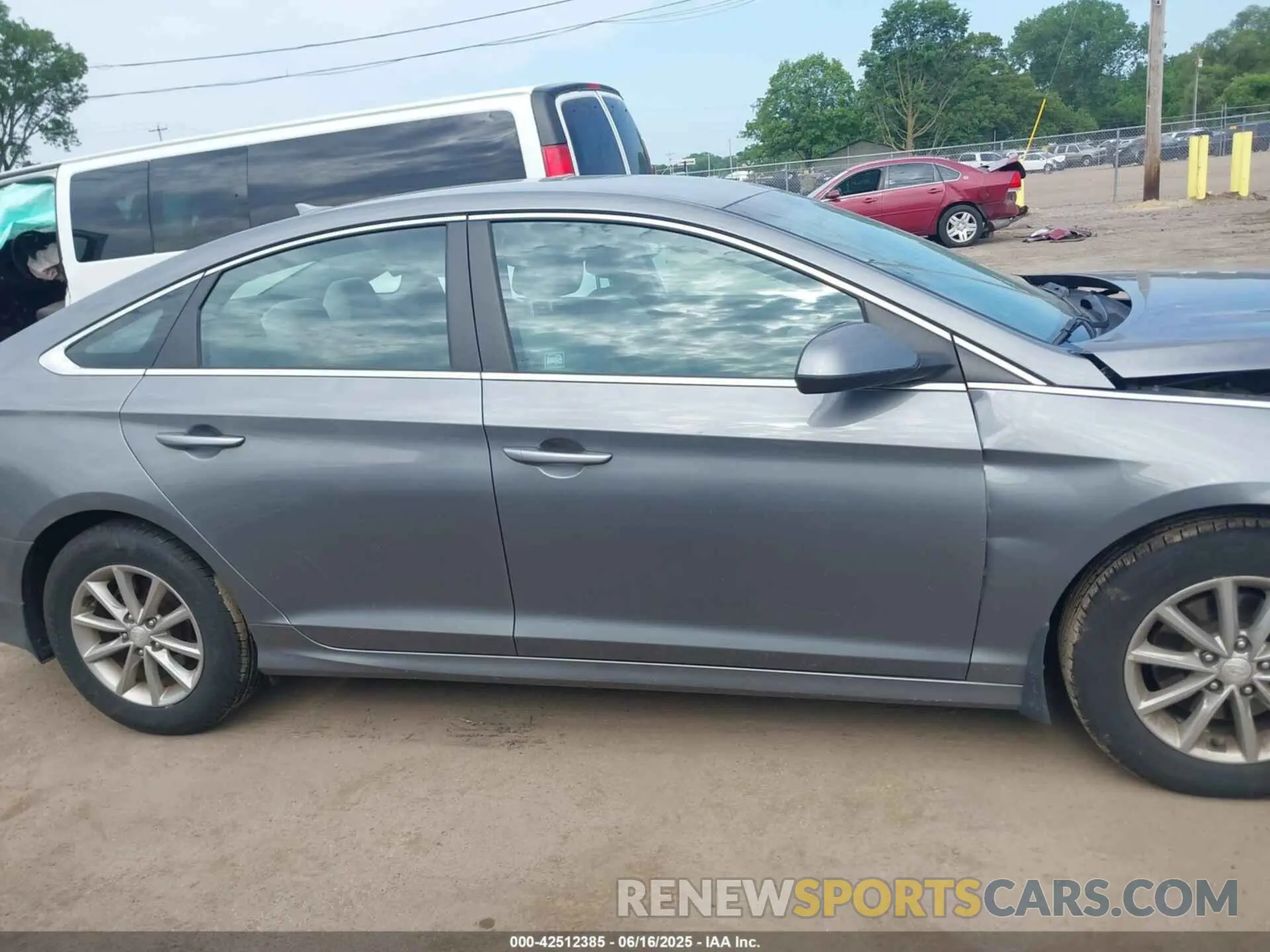 13 fotografías del automóvil dañado 5NPE24AF3KH805295 HYUNDAI SONATA 2019