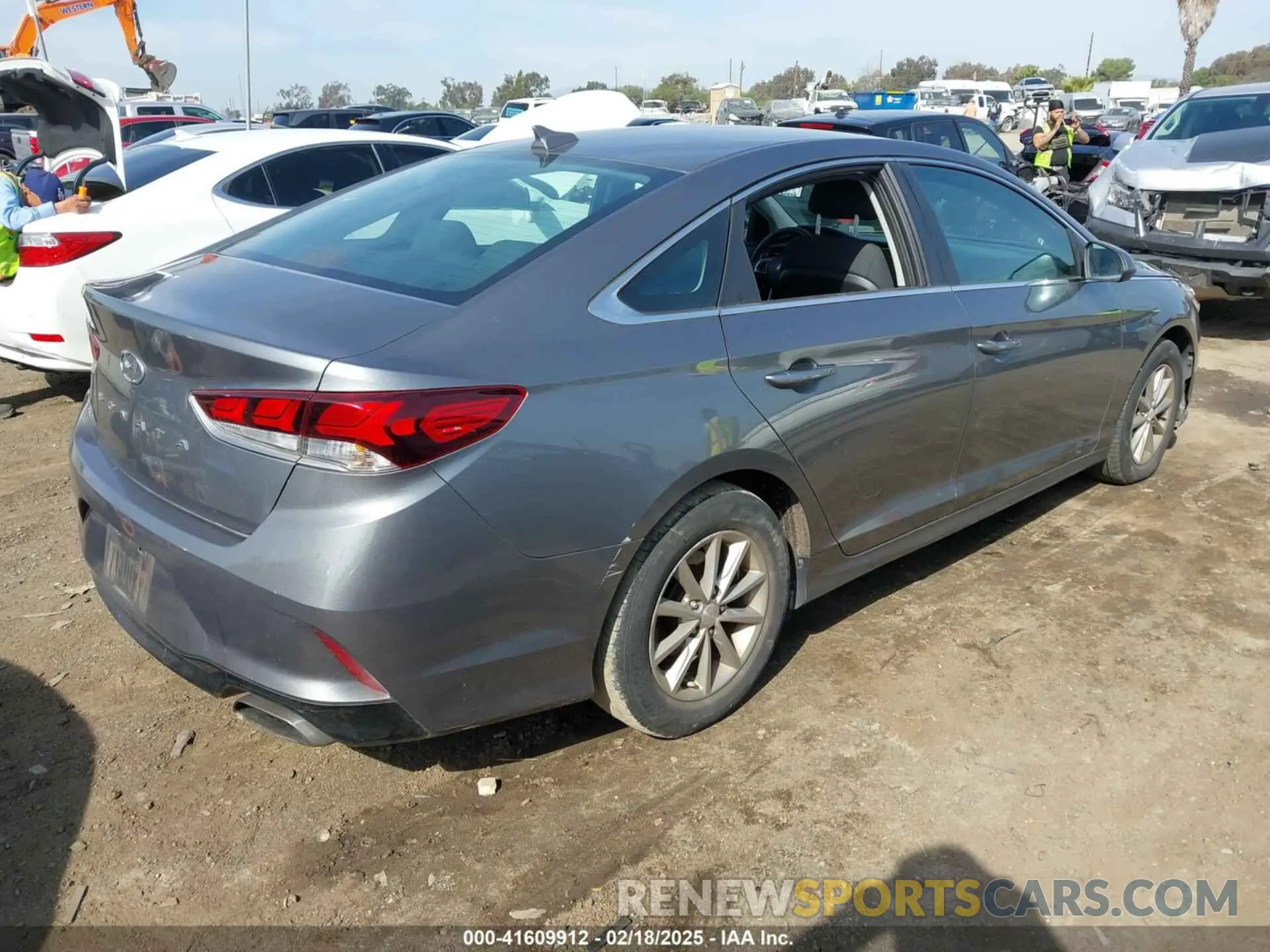 4 fotografías del automóvil dañado 5NPE24AF4KH734933 HYUNDAI SONATA 2019
