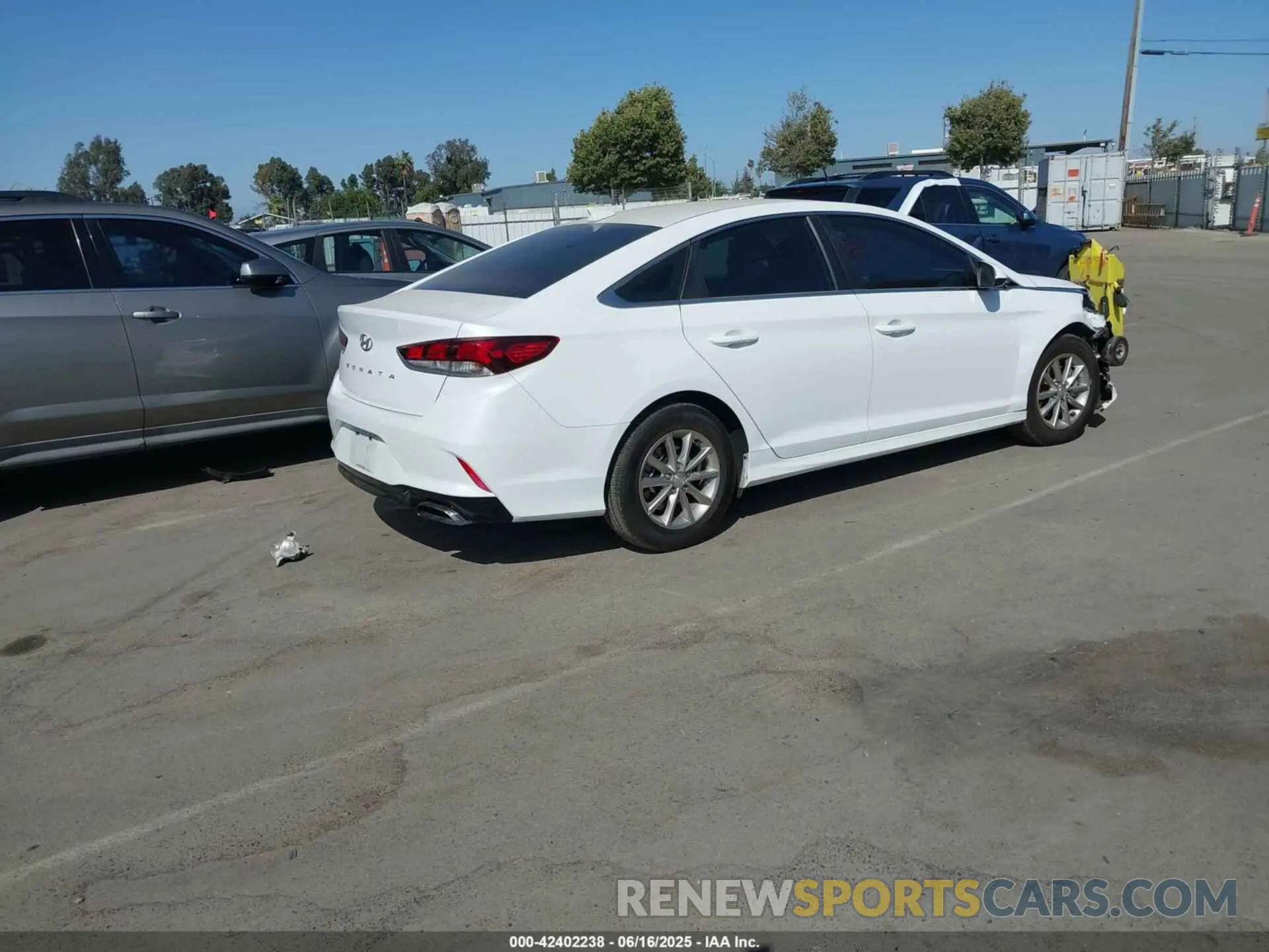 4 fotografías del automóvil dañado 5NPE24AF4KH748752 HYUNDAI SONATA 2019